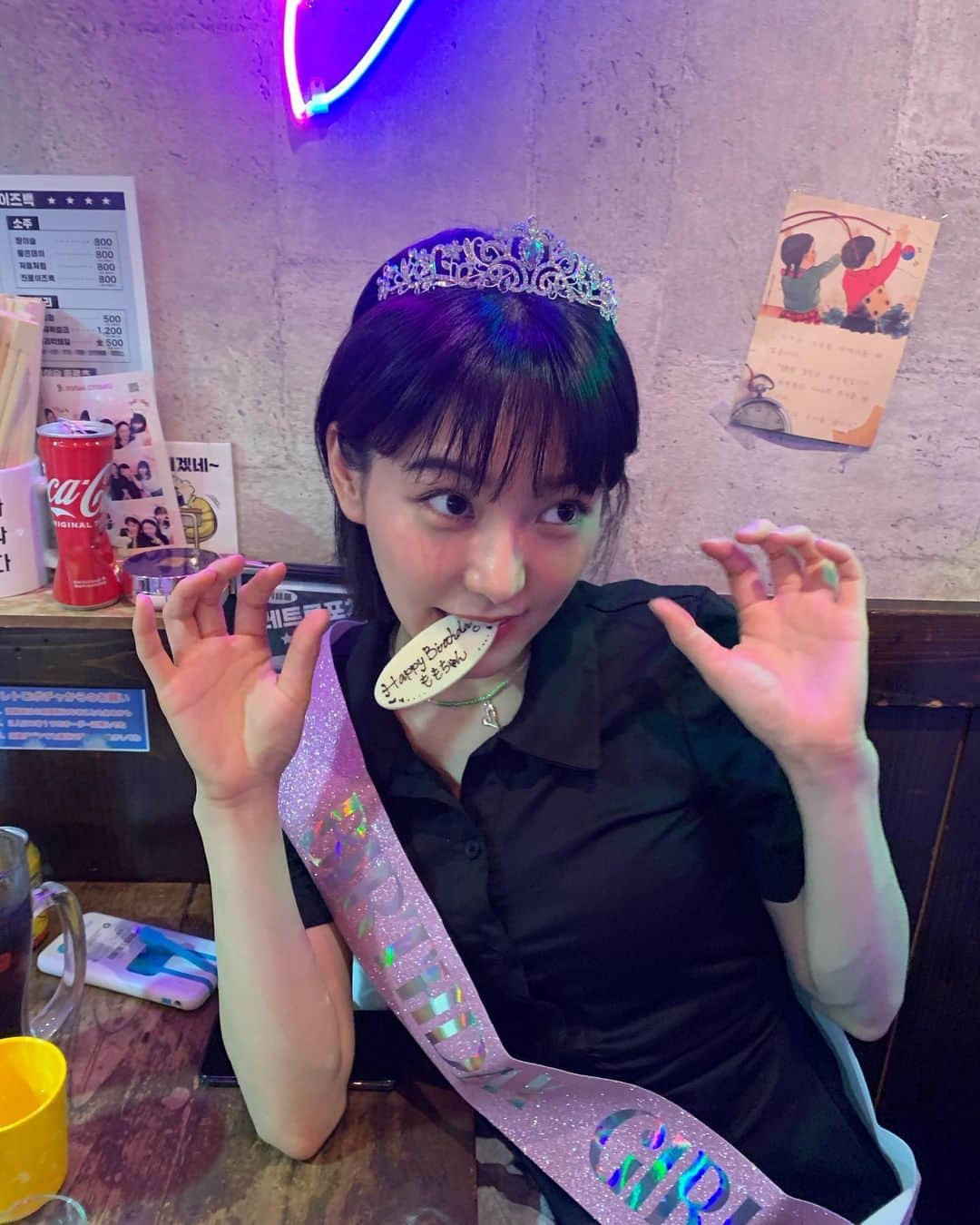 新田桃子さんのインスタグラム写真 - (新田桃子Instagram)「２日前に親友たち🇰🇷に 少し早めのお誕生日を お祝いしてもらいました🎂  27歳っ❣️ ほんとは精神年齢は17歳から ほとんど変わってないけど.. たくさんのメッセージありがとうございます🥹💐  この1年間はドンブラに出逢って “縁”という言葉を より意識した気がします。 作品一つとっても 友達も家族もファンの方も こうやって出逢えたことは 奇跡に近いし もっともっと大事にしようと思います。 日々に感謝して 周りに感謝して いつも笑ってられるような 辛いことがあっても 笑い飛ばせるような27歳であるといいなっ💫  皆様に沢山のお仕事のご報告が出来ますよう 初心を忘れずに また一から精進しようと思います。 27歳の新田桃子もどうぞよろしくお願いします🙇🏻‍♀️  #20230607 #新田桃子  P.S. チャージスポット借りすぎて ケータイの付属品みたいになってる、今日この頃。iPhone変えたいよう、、新しいのが出る9月まであと三ヶ月どうにか持ち堪えてほしいよう📱 唐突なケーキ投入によりインスタ映えも何もない 背景だけど幸せだったからいっか☺️」6月7日 18時30分 - momottiiii