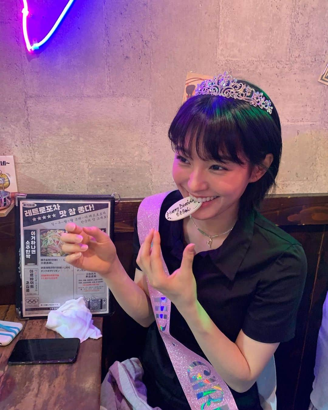 新田桃子さんのインスタグラム写真 - (新田桃子Instagram)「２日前に親友たち🇰🇷に 少し早めのお誕生日を お祝いしてもらいました🎂  27歳っ❣️ ほんとは精神年齢は17歳から ほとんど変わってないけど.. たくさんのメッセージありがとうございます🥹💐  この1年間はドンブラに出逢って “縁”という言葉を より意識した気がします。 作品一つとっても 友達も家族もファンの方も こうやって出逢えたことは 奇跡に近いし もっともっと大事にしようと思います。 日々に感謝して 周りに感謝して いつも笑ってられるような 辛いことがあっても 笑い飛ばせるような27歳であるといいなっ💫  皆様に沢山のお仕事のご報告が出来ますよう 初心を忘れずに また一から精進しようと思います。 27歳の新田桃子もどうぞよろしくお願いします🙇🏻‍♀️  #20230607 #新田桃子  P.S. チャージスポット借りすぎて ケータイの付属品みたいになってる、今日この頃。iPhone変えたいよう、、新しいのが出る9月まであと三ヶ月どうにか持ち堪えてほしいよう📱 唐突なケーキ投入によりインスタ映えも何もない 背景だけど幸せだったからいっか☺️」6月7日 18時30分 - momottiiii