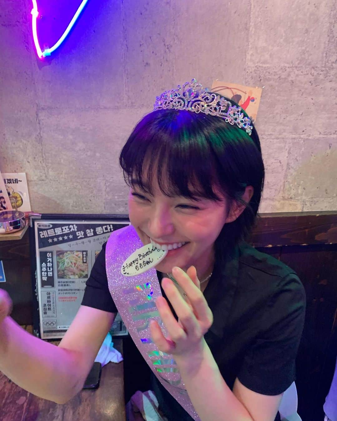 新田桃子さんのインスタグラム写真 - (新田桃子Instagram)「２日前に親友たち🇰🇷に 少し早めのお誕生日を お祝いしてもらいました🎂  27歳っ❣️ ほんとは精神年齢は17歳から ほとんど変わってないけど.. たくさんのメッセージありがとうございます🥹💐  この1年間はドンブラに出逢って “縁”という言葉を より意識した気がします。 作品一つとっても 友達も家族もファンの方も こうやって出逢えたことは 奇跡に近いし もっともっと大事にしようと思います。 日々に感謝して 周りに感謝して いつも笑ってられるような 辛いことがあっても 笑い飛ばせるような27歳であるといいなっ💫  皆様に沢山のお仕事のご報告が出来ますよう 初心を忘れずに また一から精進しようと思います。 27歳の新田桃子もどうぞよろしくお願いします🙇🏻‍♀️  #20230607 #新田桃子  P.S. チャージスポット借りすぎて ケータイの付属品みたいになってる、今日この頃。iPhone変えたいよう、、新しいのが出る9月まであと三ヶ月どうにか持ち堪えてほしいよう📱 唐突なケーキ投入によりインスタ映えも何もない 背景だけど幸せだったからいっか☺️」6月7日 18時30分 - momottiiii