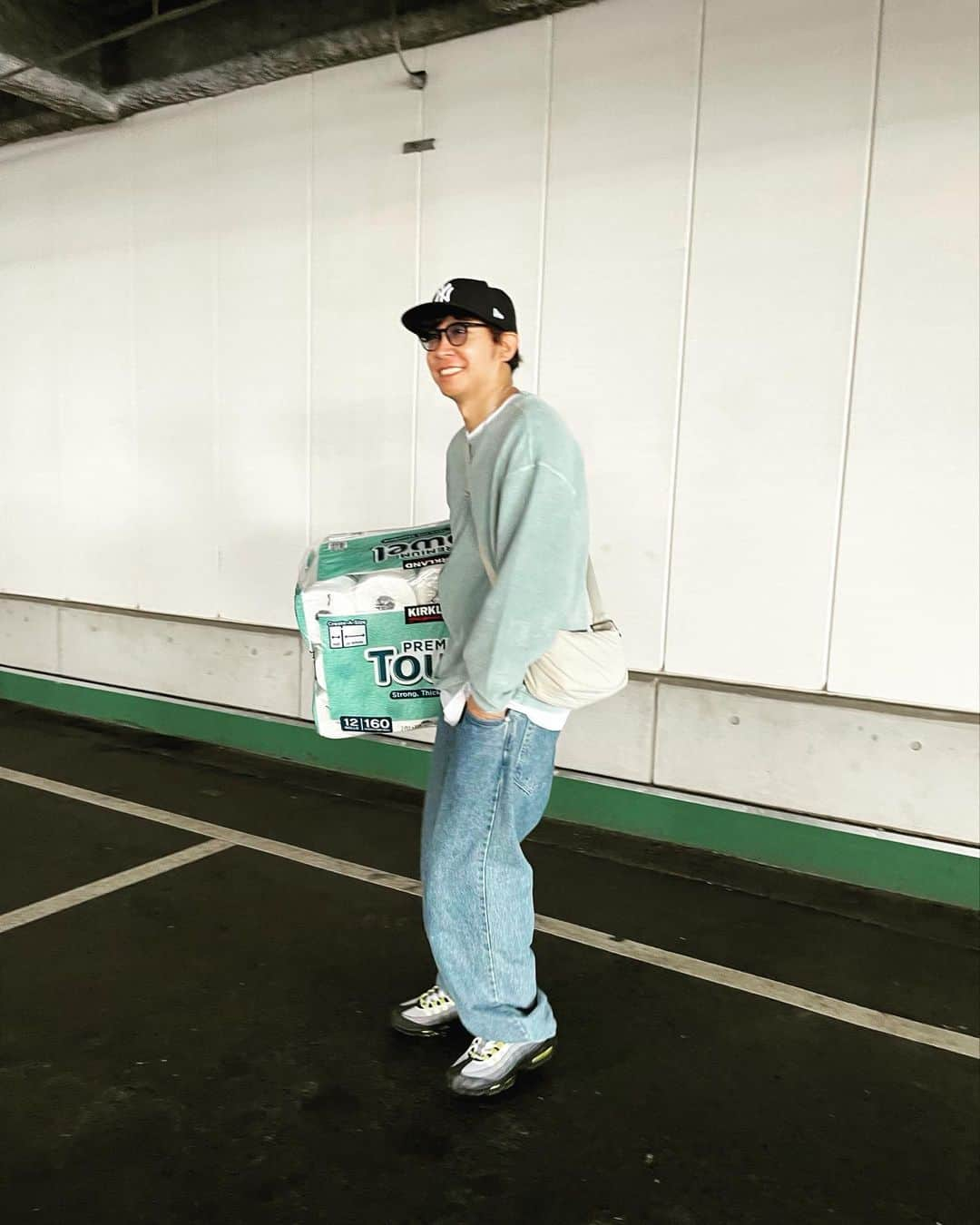 ヤスタケさんのインスタグラム写真 - (ヤスタケInstagram)「🩵🩵 Outfit with Costco‘s paqer towels☺︎  Sweatshirts @rawdrip_harajuku / @charlesriverapparel」6月7日 18時30分 - yasutagram0316