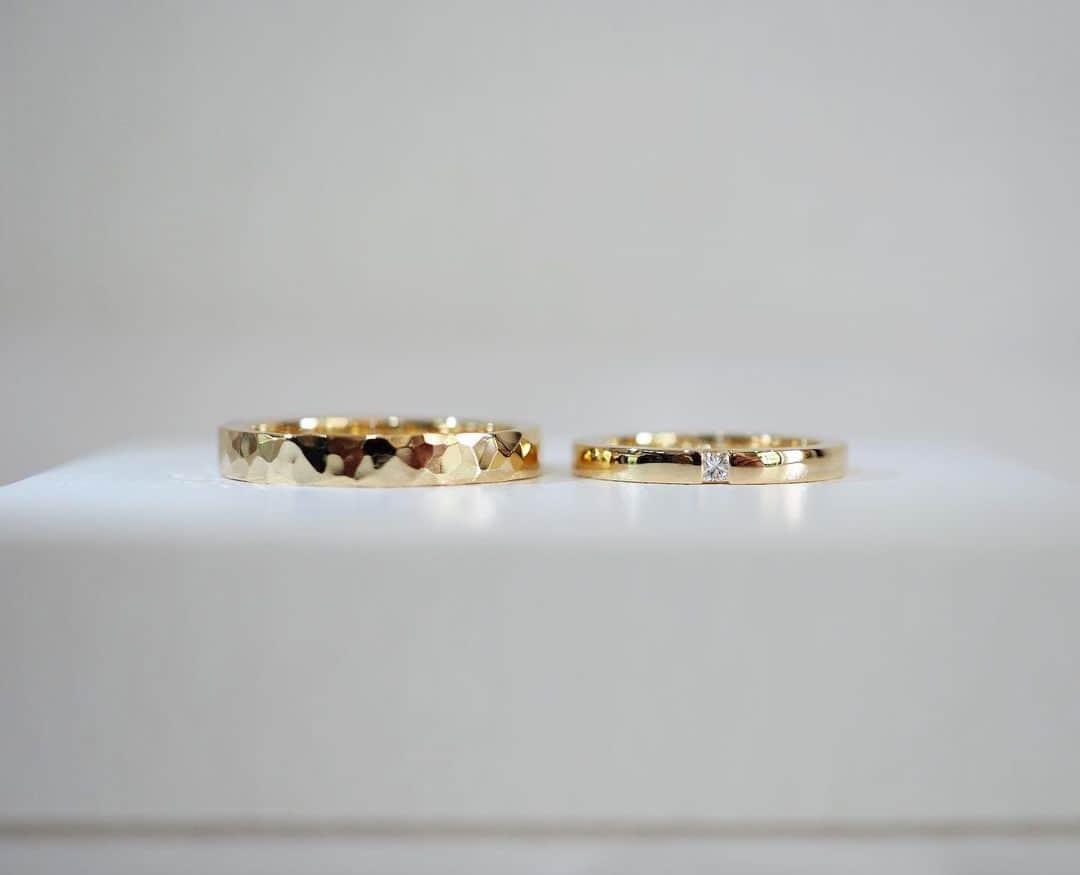のインスタグラム：「K18YG / marriage ring  マリッジリング(結婚指輪)です！ 女性はプリンセスカットのスクエアダイヤを1つ入れたデザインで製作。 男性はリング表面を叩き加工で仕上げています。  【POP-UP SHOP】 6月14日(水)〜6月20日(火) 岩田屋久留米店 1階イベントスペース 10:00-19:00  #tsuneokajewelry#マリッジリング#結婚指輪#オーダーメイド#ポップアップストア#プリンセスカット#ジュエリー」
