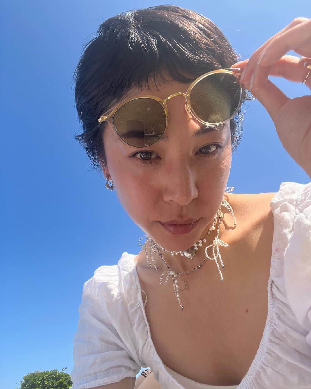 福本敦子のインスタグラム：「この太陽のやる気を見て😲夏至付近☀️デンマークに来て、太陽や夏や自然がもっと大好きになった✨それと同じくらい、自然はこんなに与えてくれているのに、人間はたまに故意に自然をぶっ壊したりするから（戦争とか）😭ホント申し訳ねぇだよ😢🙏🙏って気持ちにもなった。 . 東京にいても自然からもらってるものは大きいけど より、それに気づく。　こっちは、太陽がいっぱい☀️ . いつからかコンクリートの照り返しが辛くて夏は苦手なものになってたし、 紫外線は避けるもの（適度に）になってたけど　芝生の上でみんなゴロゴロ、子供たちキャアキャア、太陽を気持ちよーく浴びてるのを見たら  自然と人間の関係って本来こうだよなって感じた。 それにこっちで暮らしてる人の感じを見てら今ある環境を大事にして、それを楽しむことも人生必要だなって思った。あと、焦らないことも。 enjoy sunshine😎の意味もわかった⭐️日本の天気はどうかな？っていつも気になってる。気まぐれにやってる青空放送live良かったら見てくださいね。」