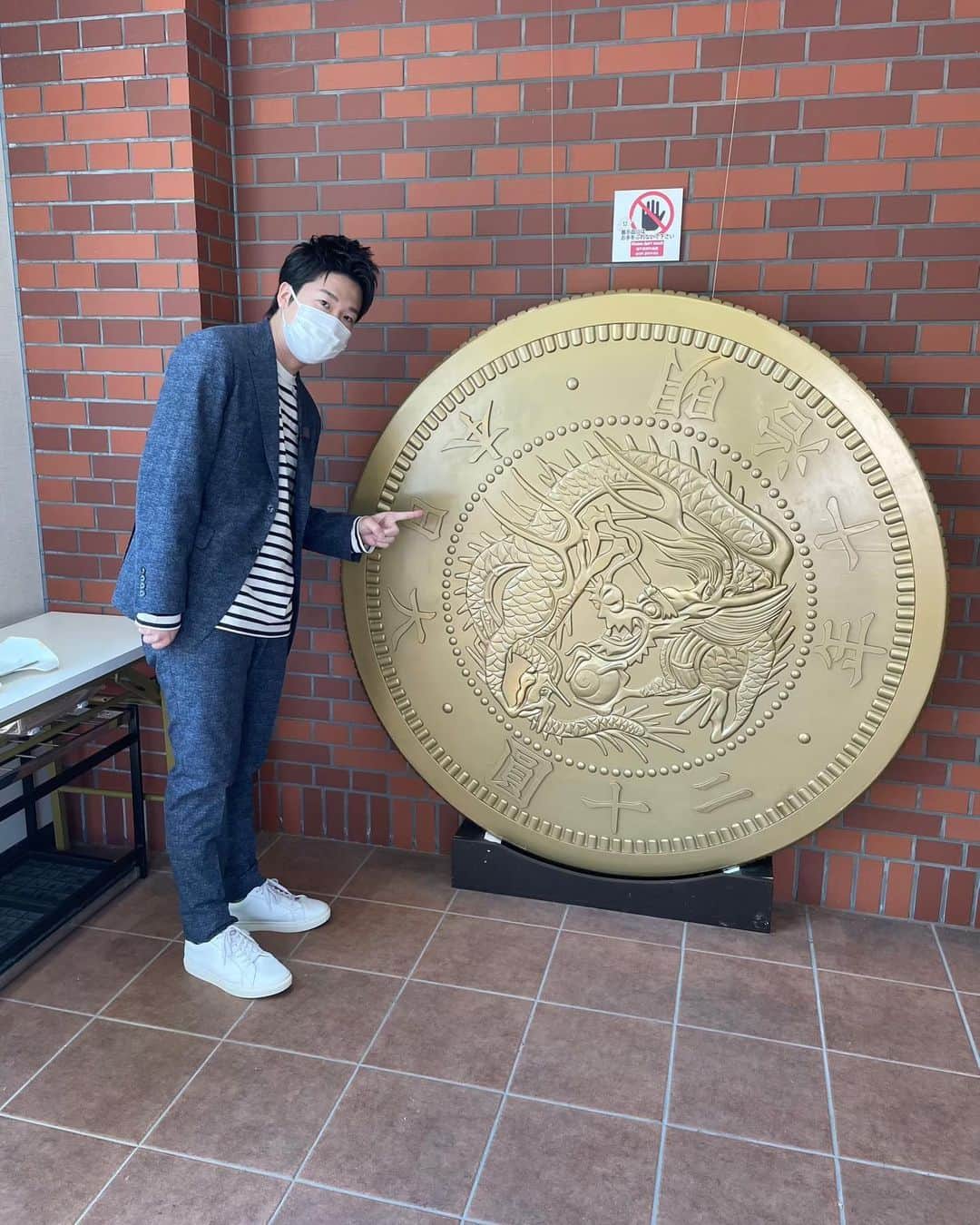 のインスタグラム：「⏰今夜22:30-  #NHK Eテレ 『ザ・バックヤード』に 出演します^ ^ 造幣局に潜入してリポートしてきました。貨幣以外にも意外なモノの製造も担当。普段は入れない製造現場で、手仕事の超絶技術を目の当たりにする。オリンピック金メダルの物語も🥇」