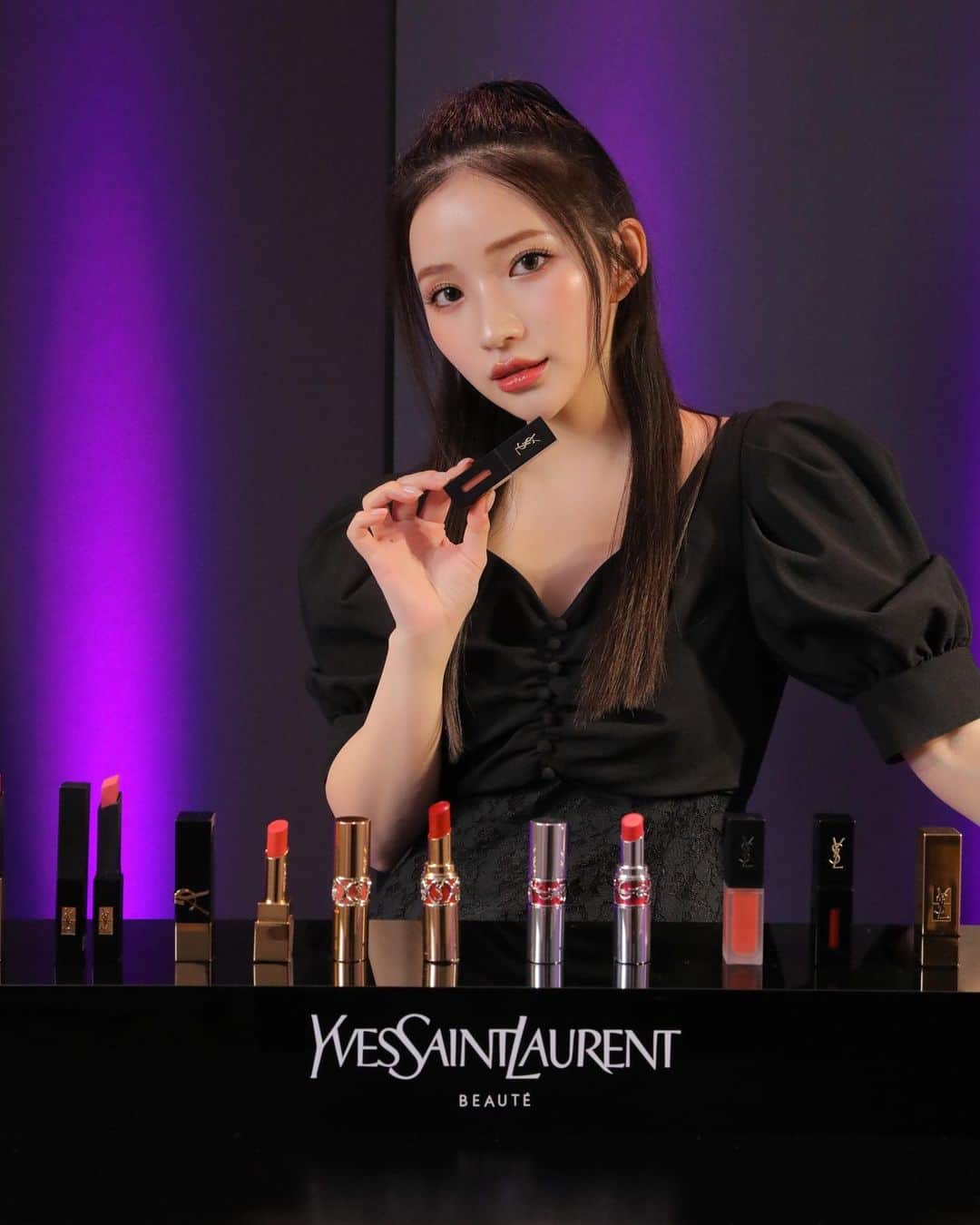 南りほのインスタグラム：「私の大好きなYSLのリップ💄 @yslbeauty   キャンディグレーズのシリーズが1番好きだったけど 今回ワークショップで新しく見つけた推しリップは、ルージュ ピュールクチュール ヴェルニ ヴィニルクリームの610🫶🏻 柔らかいクリーミーなつけ心地なのには長時間持続するの💄 色んな色集めたくなりました😈  みんなの推しリップ教えて🖤  #myYSLlip #pr」