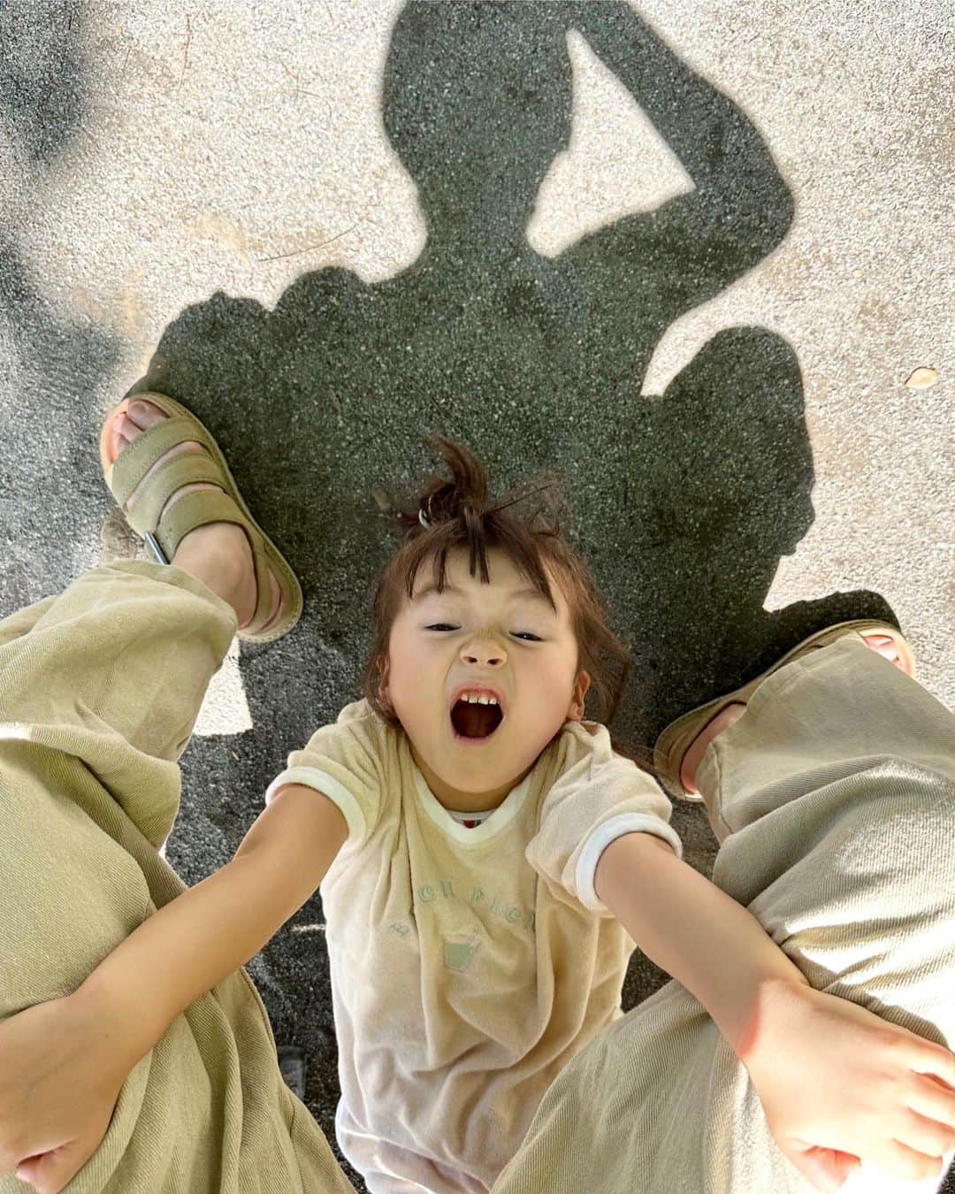 長谷川あやのインスタグラム：「・ 日常📷笑  まだまだたまーに 甘えてきてくれる日がある👧🫰  どんどんお姉さんになっていく成長も嬉しいけど こんな日も大切にしていきたい😘😘😘  👟 @clarksshoes  #子供のいる生活#女の子ママ#小夏のいる生活#4歳#clarks #クラークス#PR」