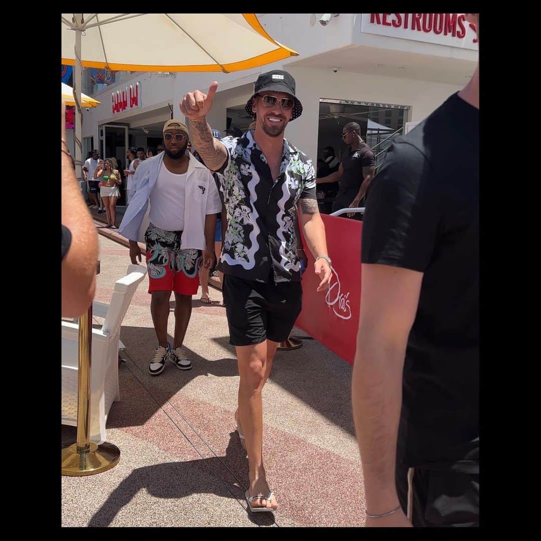 グラント・ホールのインスタグラム：「Stag do completed 🇺🇸🎰 what a trip with the boys haven’t stopped laughing for 4 days 😂 memories that will last a life time ❤️」
