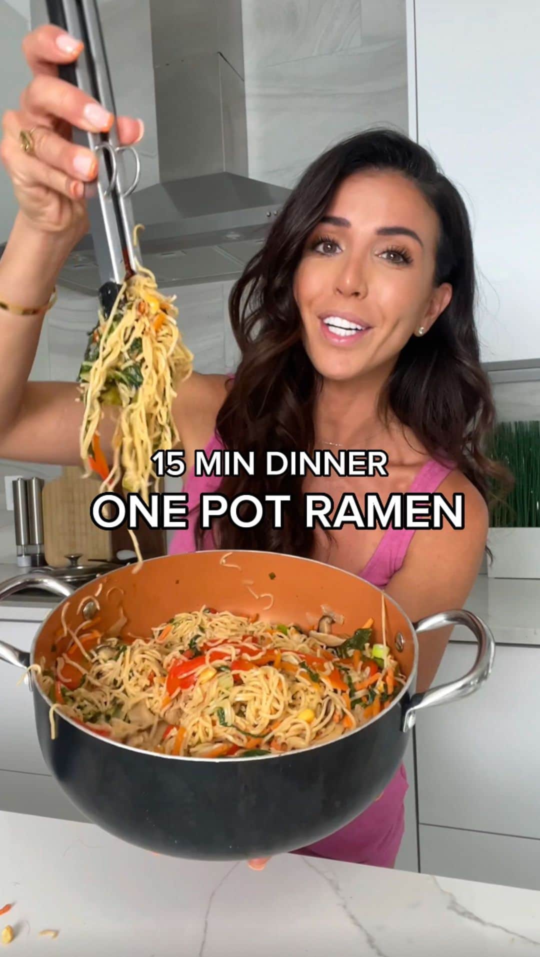 Ainsley Rodriguezのインスタグラム：「15 min one pot dinners for the win! Easy. Convenient. Delicious. . Ingredients: 8-10oz ramen noodles 1 chopped red pepper 1/4c chopped white onion 1/2c matchstick carrots 1/2C snow peas 1c Chopped Bok Choy 1/2c mushrooms 2 chopped green onions 4c Vegetable broth 1/4c soy sauce 3 cloves garlic 1TBSP sesame oil 1TBSP Fish Sauce 2TBSP chili paste 1TBSP brown sugar Siracha to taste . Directions: 1.Add all ingredients to a large pot 2.Bring to a boil 3.Lower temperature to medium/low and simmer for 8-10mins 4.Top with peanuts and enjoy! . Get access to all my workouts, recipes & meal plans in my app! 🤤 . #healthydinner #onepotdinner #onepotramen」
