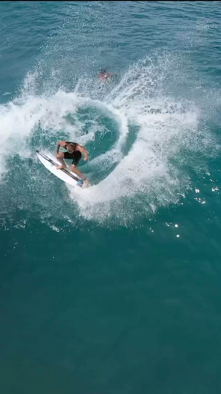のインスタグラム：「@kitaalexander just released her latest single ‘7 minutes in heaven’  felt very fitting to put this track to me surfing in heaven AKA perfect left at maccas 🎥 @tygphoto edit @grigs_」