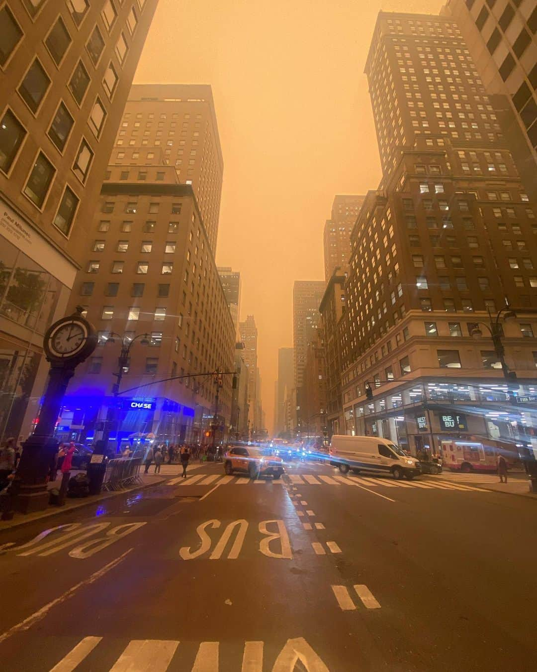 キャロル・ラドジウィルのインスタグラム：「We're in the part of the movie where the audience knows the Earth is about to implode but we all here standing in the middle of 5th Avenue taking pictures. 🤦🏻‍♀️🤦🏻‍♀️  NYers aren't used to wildfire smog. The apocalypse but make it content. 😳🦺」