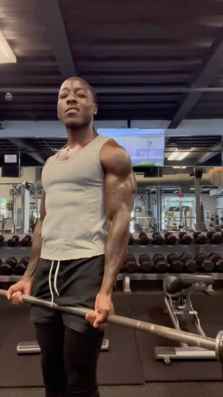 エイス・フッドのインスタグラム：「Biceps and triceps today for the win..sometimes you gotta be your own hype man! ultimately its You vs You at the end of the day. The key is to break through any mental barriers that keep us from achieving our desired goals.  —— #StayDiscipline #BrickByBrick @acehoodfitness」