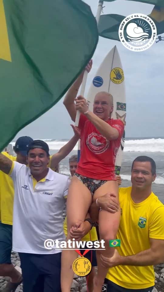 タティアナ・ウェストン・ウェブのインスタグラム：「É CAMPEÃÃÃÃÃÃÃÃÃÃÃ! 🏆🇧🇷  Avisa que é ela, Brasil!! @tatiwest é a grande campeã dos Jogos Mundiais de Surfe, em El Sunzal 🇸🇻, com 15.00 pontos na bateria final.  🏆 mais que merecido em uma campanha espetacular!   🎥: @isasurfing #TimeBrasil #Esporte #Surfe #ISASurfing」
