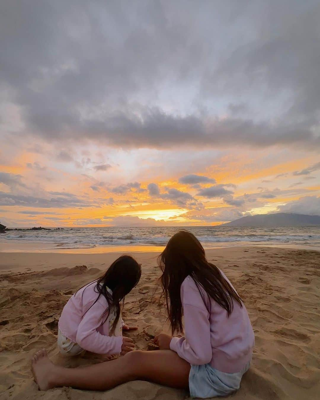 クリッセル・リムさんのインスタグラム写真 - (クリッセル・リムInstagram)「Ending our family vacation on our favorite and most visited island- Maui, but our first time stay at @fsmaui was absolutely a dream. A few things that we loved :⠀ ⠀ 1. They have the best food here including our favorite restaurant - Spago( Wolfgang Puck). Whenever we come to Maui we always come here for dinner plus you can watch the most magical sunset while eating.⠀ ⠀ 2. They have ramen at the breakfast buffet and you can make your own açaí bowl⠀ ⠀ 3. Water slide for kids.. enough said.⠀ ⠀ 4. Kids confirmed that they have the best Mac & cheese 😂⠀ ⠀ 5. Kids 4 and under eat for free⠀ ⠀ 6. They have dim sum 🤤⠀ ⠀ 7. Super close to shopping centers and nearby towns to explore.⠀ ⠀ 8. They have A LOT of activities for kids and families to participate in and we took full advantage of the lei making class. The girls said it was their favorite activity from our stay there. The “aunties” were so kind and made learning so fun for the kids and the girls were so proud.⠀ ⠀ Such a treat to end our vacation here. Thank you @fourseasons for hosting us and for the most memorable week! #FSHawaii #LoveFourSeasons」6月8日 4時26分 - chrisellelim