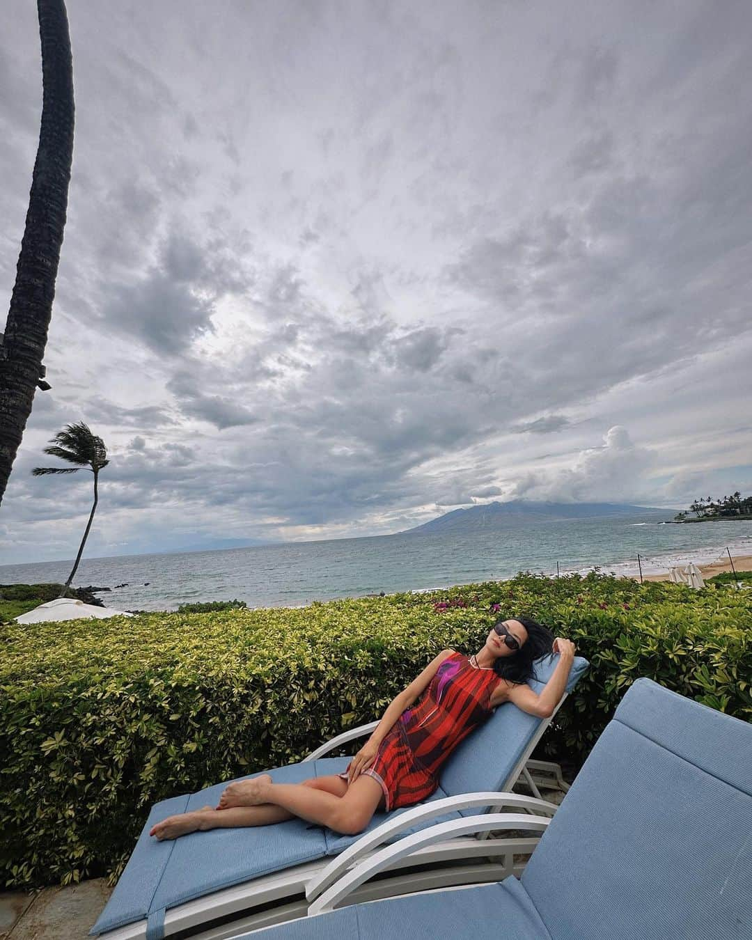 クリッセル・リムさんのインスタグラム写真 - (クリッセル・リムInstagram)「Ending our family vacation on our favorite and most visited island- Maui, but our first time stay at @fsmaui was absolutely a dream. A few things that we loved :⠀ ⠀ 1. They have the best food here including our favorite restaurant - Spago( Wolfgang Puck). Whenever we come to Maui we always come here for dinner plus you can watch the most magical sunset while eating.⠀ ⠀ 2. They have ramen at the breakfast buffet and you can make your own açaí bowl⠀ ⠀ 3. Water slide for kids.. enough said.⠀ ⠀ 4. Kids confirmed that they have the best Mac & cheese 😂⠀ ⠀ 5. Kids 4 and under eat for free⠀ ⠀ 6. They have dim sum 🤤⠀ ⠀ 7. Super close to shopping centers and nearby towns to explore.⠀ ⠀ 8. They have A LOT of activities for kids and families to participate in and we took full advantage of the lei making class. The girls said it was their favorite activity from our stay there. The “aunties” were so kind and made learning so fun for the kids and the girls were so proud.⠀ ⠀ Such a treat to end our vacation here. Thank you @fourseasons for hosting us and for the most memorable week! #FSHawaii #LoveFourSeasons」6月8日 4時26分 - chrisellelim