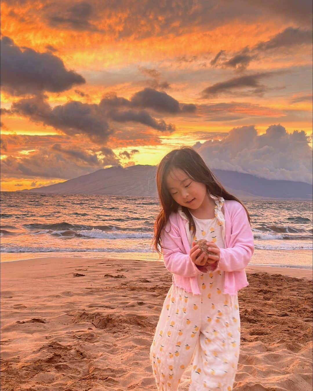 クリッセル・リムさんのインスタグラム写真 - (クリッセル・リムInstagram)「Ending our family vacation on our favorite and most visited island- Maui, but our first time stay at @fsmaui was absolutely a dream. A few things that we loved :⠀ ⠀ 1. They have the best food here including our favorite restaurant - Spago( Wolfgang Puck). Whenever we come to Maui we always come here for dinner plus you can watch the most magical sunset while eating.⠀ ⠀ 2. They have ramen at the breakfast buffet and you can make your own açaí bowl⠀ ⠀ 3. Water slide for kids.. enough said.⠀ ⠀ 4. Kids confirmed that they have the best Mac & cheese 😂⠀ ⠀ 5. Kids 4 and under eat for free⠀ ⠀ 6. They have dim sum 🤤⠀ ⠀ 7. Super close to shopping centers and nearby towns to explore.⠀ ⠀ 8. They have A LOT of activities for kids and families to participate in and we took full advantage of the lei making class. The girls said it was their favorite activity from our stay there. The “aunties” were so kind and made learning so fun for the kids and the girls were so proud.⠀ ⠀ Such a treat to end our vacation here. Thank you @fourseasons for hosting us and for the most memorable week! #FSHawaii #LoveFourSeasons」6月8日 4時26分 - chrisellelim