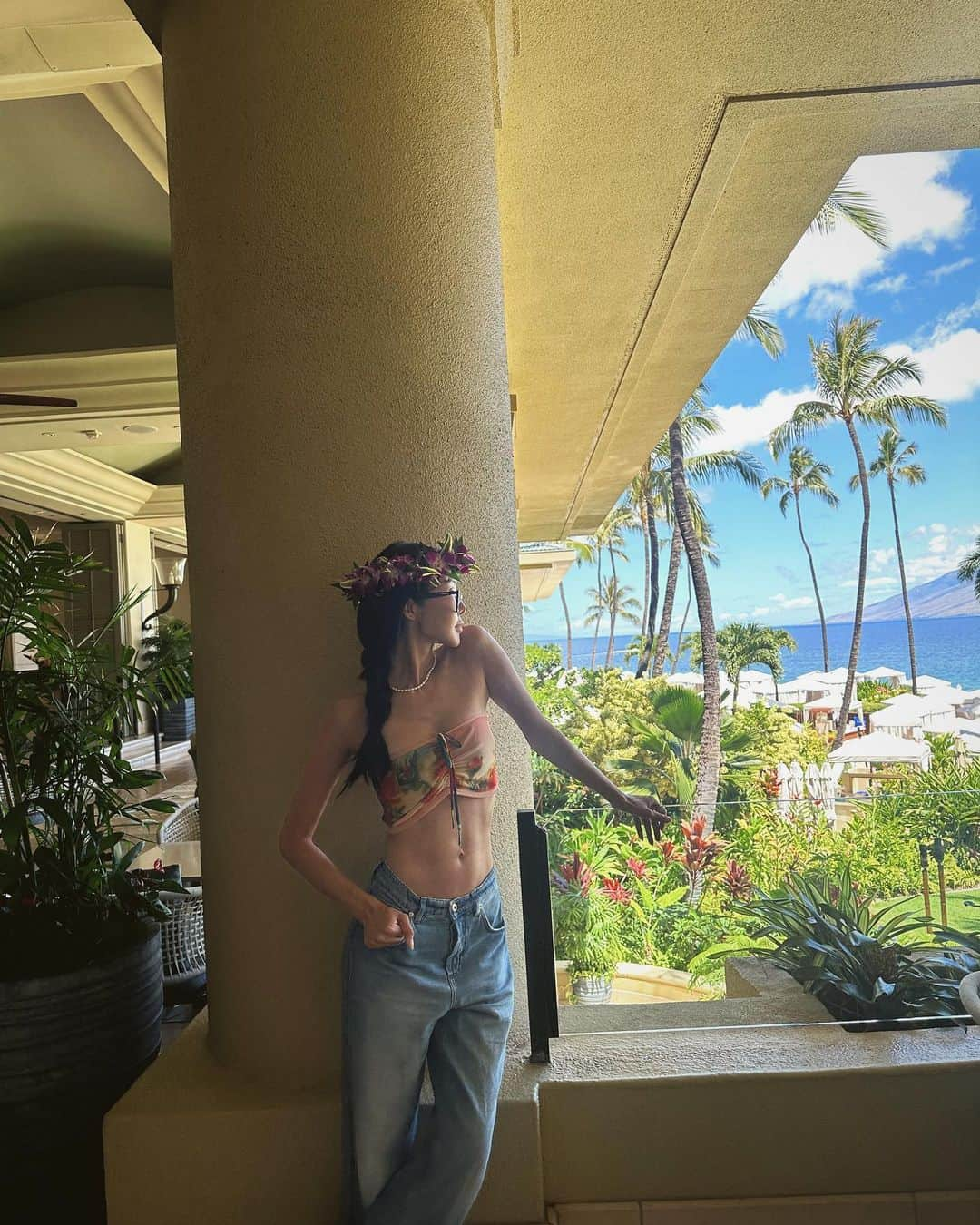 クリッセル・リムさんのインスタグラム写真 - (クリッセル・リムInstagram)「Ending our family vacation on our favorite and most visited island- Maui, but our first time stay at @fsmaui was absolutely a dream. A few things that we loved :⠀ ⠀ 1. They have the best food here including our favorite restaurant - Spago( Wolfgang Puck). Whenever we come to Maui we always come here for dinner plus you can watch the most magical sunset while eating.⠀ ⠀ 2. They have ramen at the breakfast buffet and you can make your own açaí bowl⠀ ⠀ 3. Water slide for kids.. enough said.⠀ ⠀ 4. Kids confirmed that they have the best Mac & cheese 😂⠀ ⠀ 5. Kids 4 and under eat for free⠀ ⠀ 6. They have dim sum 🤤⠀ ⠀ 7. Super close to shopping centers and nearby towns to explore.⠀ ⠀ 8. They have A LOT of activities for kids and families to participate in and we took full advantage of the lei making class. The girls said it was their favorite activity from our stay there. The “aunties” were so kind and made learning so fun for the kids and the girls were so proud.⠀ ⠀ Such a treat to end our vacation here. Thank you @fourseasons for hosting us and for the most memorable week! #FSHawaii #LoveFourSeasons」6月8日 4時26分 - chrisellelim