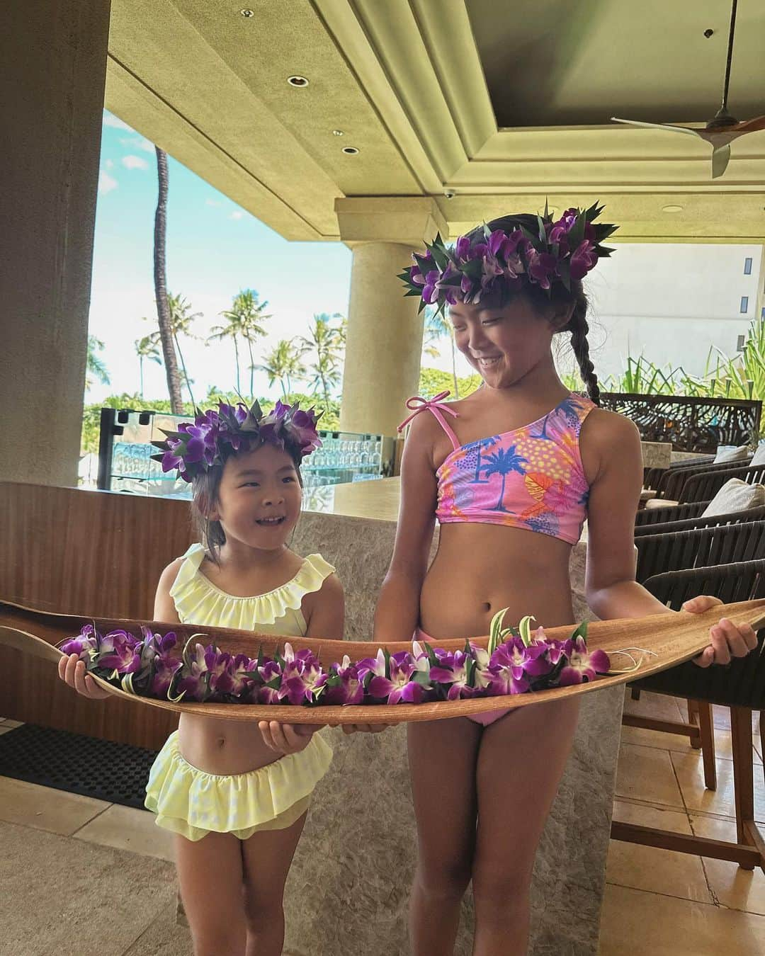 クリッセル・リムさんのインスタグラム写真 - (クリッセル・リムInstagram)「Ending our family vacation on our favorite and most visited island- Maui, but our first time stay at @fsmaui was absolutely a dream. A few things that we loved :⠀ ⠀ 1. They have the best food here including our favorite restaurant - Spago( Wolfgang Puck). Whenever we come to Maui we always come here for dinner plus you can watch the most magical sunset while eating.⠀ ⠀ 2. They have ramen at the breakfast buffet and you can make your own açaí bowl⠀ ⠀ 3. Water slide for kids.. enough said.⠀ ⠀ 4. Kids confirmed that they have the best Mac & cheese 😂⠀ ⠀ 5. Kids 4 and under eat for free⠀ ⠀ 6. They have dim sum 🤤⠀ ⠀ 7. Super close to shopping centers and nearby towns to explore.⠀ ⠀ 8. They have A LOT of activities for kids and families to participate in and we took full advantage of the lei making class. The girls said it was their favorite activity from our stay there. The “aunties” were so kind and made learning so fun for the kids and the girls were so proud.⠀ ⠀ Such a treat to end our vacation here. Thank you @fourseasons for hosting us and for the most memorable week! #FSHawaii #LoveFourSeasons」6月8日 4時26分 - chrisellelim