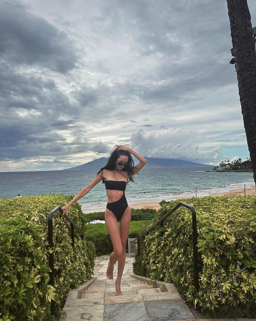 クリッセル・リムさんのインスタグラム写真 - (クリッセル・リムInstagram)「Ending our family vacation on our favorite and most visited island- Maui, but our first time stay at @fsmaui was absolutely a dream. A few things that we loved :⠀ ⠀ 1. They have the best food here including our favorite restaurant - Spago( Wolfgang Puck). Whenever we come to Maui we always come here for dinner plus you can watch the most magical sunset while eating.⠀ ⠀ 2. They have ramen at the breakfast buffet and you can make your own açaí bowl⠀ ⠀ 3. Water slide for kids.. enough said.⠀ ⠀ 4. Kids confirmed that they have the best Mac & cheese 😂⠀ ⠀ 5. Kids 4 and under eat for free⠀ ⠀ 6. They have dim sum 🤤⠀ ⠀ 7. Super close to shopping centers and nearby towns to explore.⠀ ⠀ 8. They have A LOT of activities for kids and families to participate in and we took full advantage of the lei making class. The girls said it was their favorite activity from our stay there. The “aunties” were so kind and made learning so fun for the kids and the girls were so proud.⠀ ⠀ Such a treat to end our vacation here. Thank you @fourseasons for hosting us and for the most memorable week! #FSHawaii #LoveFourSeasons」6月8日 4時26分 - chrisellelim