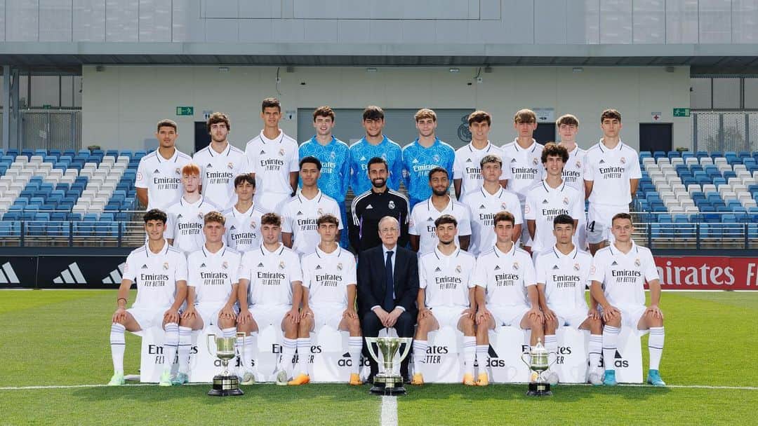 アルバロ・アルベロアのインスタグラム：「Se acaba una temporada de ensueño para todos los que hemos formado parte de este equipo.  Sin duda alguna la mayor de las satisfacciones ha sido ver trabajar a un grupo de personas juntos, cada día, exigiendo y dando el máximo de si mismos, conscientes de que la meta todavía está muy lejos.  Pero si algo hemos aprendido este año es que a veces sólo hay que ser lo suficientemente valiente para conseguir tus sueños.  Alguien dijo una vez “lo bonito no es jugar o entrenar en el Real Madrid. Lo bonito, bonito, bonito es ganar en el Real Madrid”.  Supongo que tenía razón. 🤍」
