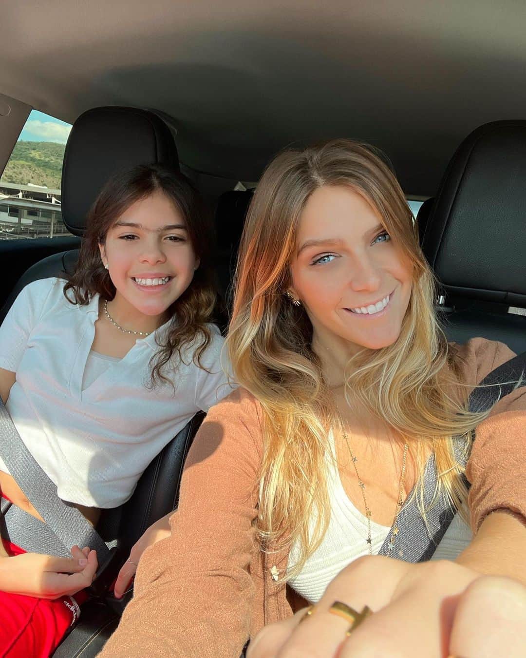 イザベラ・サントーニのインスタグラム：「Na companhia da quem tem as melhores playlists 🥰 Quem é a pessoa que você mais ama dar carona? ❤️ #publicidade」