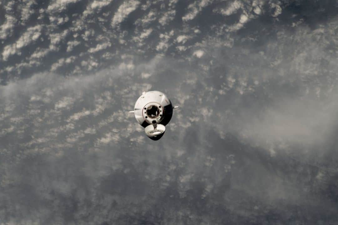 国際宇宙ステーションさんのインスタグラム写真 - (国際宇宙ステーションInstagram)「The SpaceX Dragon cargo craft approaches the International Space Station for an automated docking on Tuesday, June 6, 2023, less than a day after launching from NASA's Kennedy Space Center loaded with over 7,000 pounds of science experiments, station hardware, and crew supplies.  1.) Dragon is pictured from the station orbiting 259 miles above the Sea of Japan.  2.) Dragon is pictured from the station orbiting 259 miles above the Pacific Ocean off the coast of Japan.  3.) The last rays of an orbital sunset illuminate the cloud tops as Dragon and the station were orbiting 259 miles above the Pacific Ocean off the coast of Japan.  #nasa #spacex #dragon #cargo #craft #ship #pacificocean #seaofjapan #japan #international #space #station #clouds #sunset」6月8日 4時44分 - iss