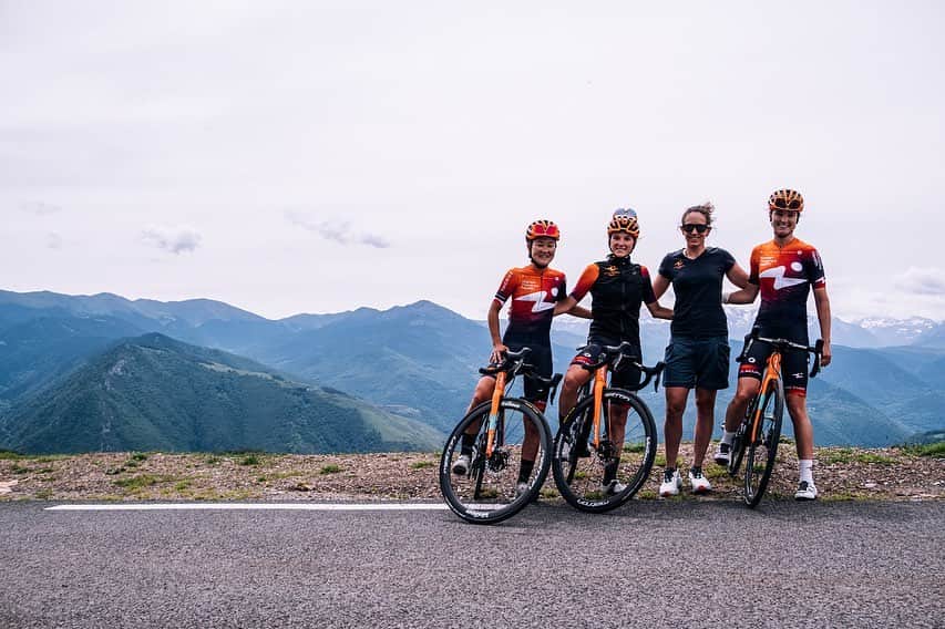 與那嶺恵理のインスタグラム：「Being Cyclist/Tourist 👭👭@tourismelourdes at Pyrenees ⛰ I see definitely here is iconic @letourdefrance place 💛⛰🚴🏻‍♀️ . . A few days between Spanish& French stage races, we had recon for Tour 💛and each of us are having relax time in Lourdes ⛲️ . . Being and looking like a fan of cycling, though 😁✌🏻 because I still need to time recovery from last race than young teammies 👵🏼🫣 . . Anyway, @cic_tour_feminin_des_pyrenees start on Friday ✌🏻 📸: @oskarsbrook  #今日のエリさん　#HumanPoweredHealth」
