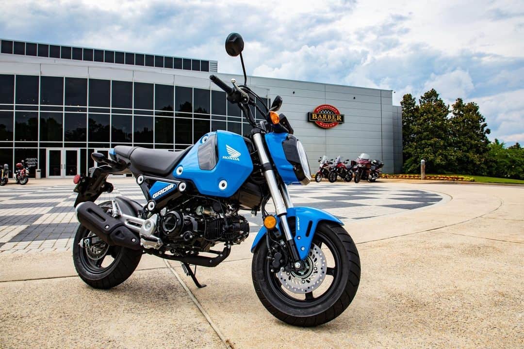 のインスタグラム：「Anyone out there headed to Alabama for Barber Small Bore this weekend? The miniMOTO mecca is always a good time, and you won't find a bigger, more vibrant collection of Groms, Monkeys, Super Cubs, Trail 125s and more. Be sure to stop by the Honda booth and say hi, and ride safe! #BarberSmallBore #HondaminiMOTO」