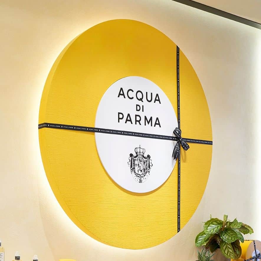 のインスタグラム：「Essential shapes and Italian design, together with the most  skilled craftsmanship, create the perfect environment to discover the Acqua di Parma universe.  #AcquadiParma #TheEssenceofItalianLife」