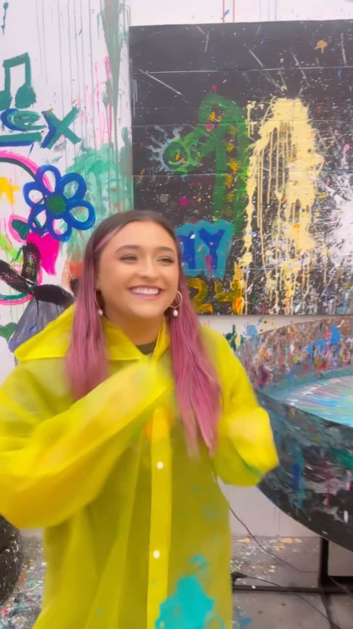 テイラー・グラブスのインスタグラム：「had the most fun the other day @shot_of_art 💘🌈🎨」