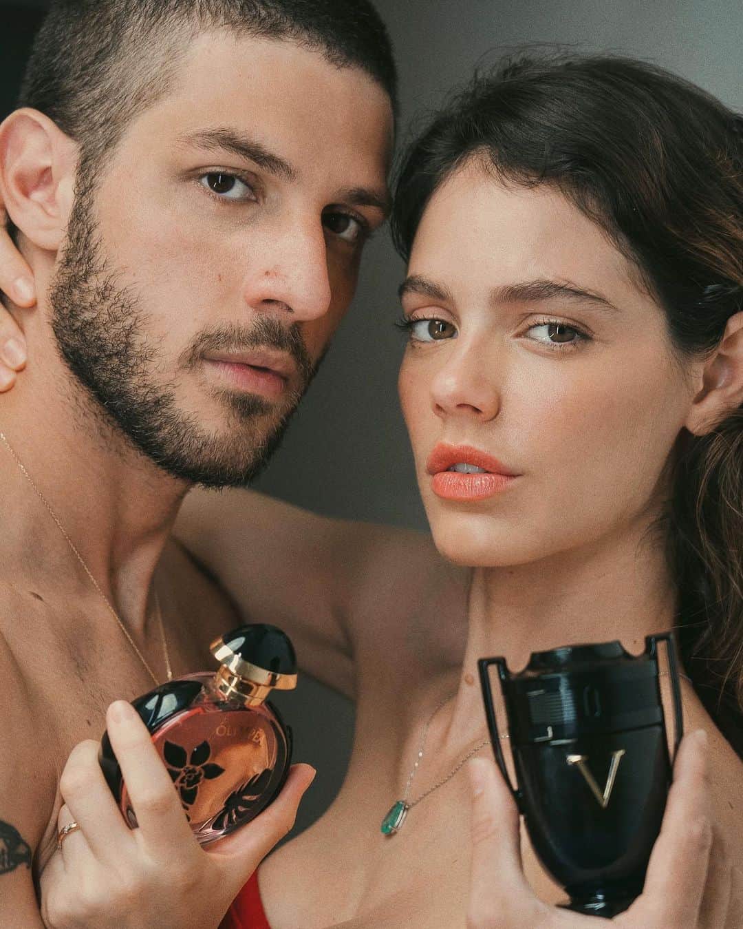 Chay Suedeのインスタグラム：「Invictus Victory Elixir, o novo lançamento de Paco Rabanne, chegou para nos desafiar a ultrapassar nossos limites e conquistar nossas vitórias.  Uma excelente dica para presentear quem você ama, nesse dia dos namorados.   @pacorabanne #pacorabanneparfums  #publi」