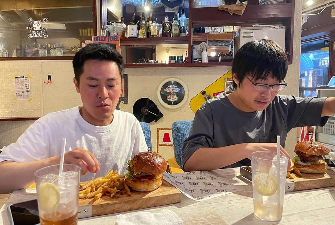 たむかいさんのインスタグラム写真 - (たむかいInstagram)「最近の出来事。やかまし同期達と鍋食べて京極に勇気だしてしゃべりかけてオニイチャンがハンバーガー放り込んで、たけしさんとジョーさんと楽しかった事した 近々のユニットライブ置きチケ手売りなんでも言うて下さい。 #生ファラオ#ガーヤマ#京極風斗#オニイチャン#やまぐちたけし#九条ジョー」6月8日 5時05分 - tamkkaii__