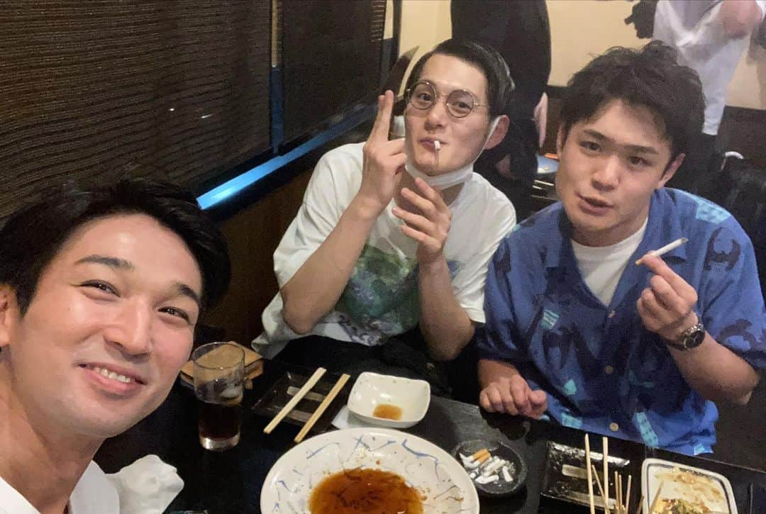 たむかいさんのインスタグラム写真 - (たむかいInstagram)「最近の出来事。やかまし同期達と鍋食べて京極に勇気だしてしゃべりかけてオニイチャンがハンバーガー放り込んで、たけしさんとジョーさんと楽しかった事した 近々のユニットライブ置きチケ手売りなんでも言うて下さい。 #生ファラオ#ガーヤマ#京極風斗#オニイチャン#やまぐちたけし#九条ジョー」6月8日 5時05分 - tamkkaii__