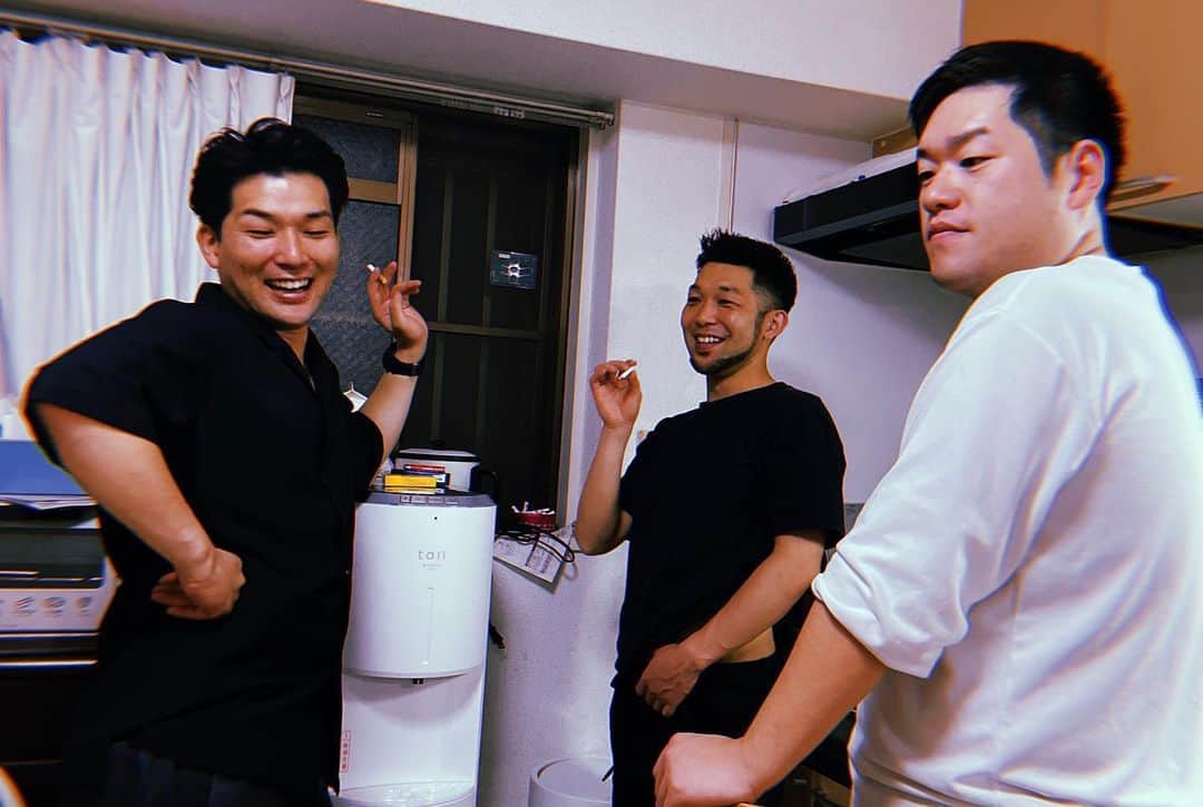 たむかいさんのインスタグラム写真 - (たむかいInstagram)「最近の出来事。やかまし同期達と鍋食べて京極に勇気だしてしゃべりかけてオニイチャンがハンバーガー放り込んで、たけしさんとジョーさんと楽しかった事した 近々のユニットライブ置きチケ手売りなんでも言うて下さい。 #生ファラオ#ガーヤマ#京極風斗#オニイチャン#やまぐちたけし#九条ジョー」6月8日 5時05分 - tamkkaii__