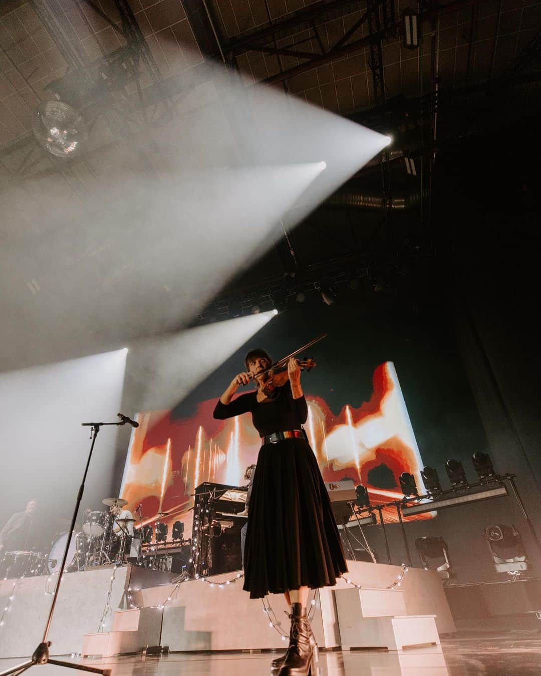 The Lumineersさんのインスタグラム写真 - (The LumineersInstagram)「Warsaw! We had an epic time last night ❤️ It’s wild to think that it’s been over a year since we were supposed to play here before our show was postponed last minute due to the venue being turned into a refugee center. We’re so happy that everyone is safe and we’re so honored to be back here playing for you.」6月8日 5時06分 - thelumineers