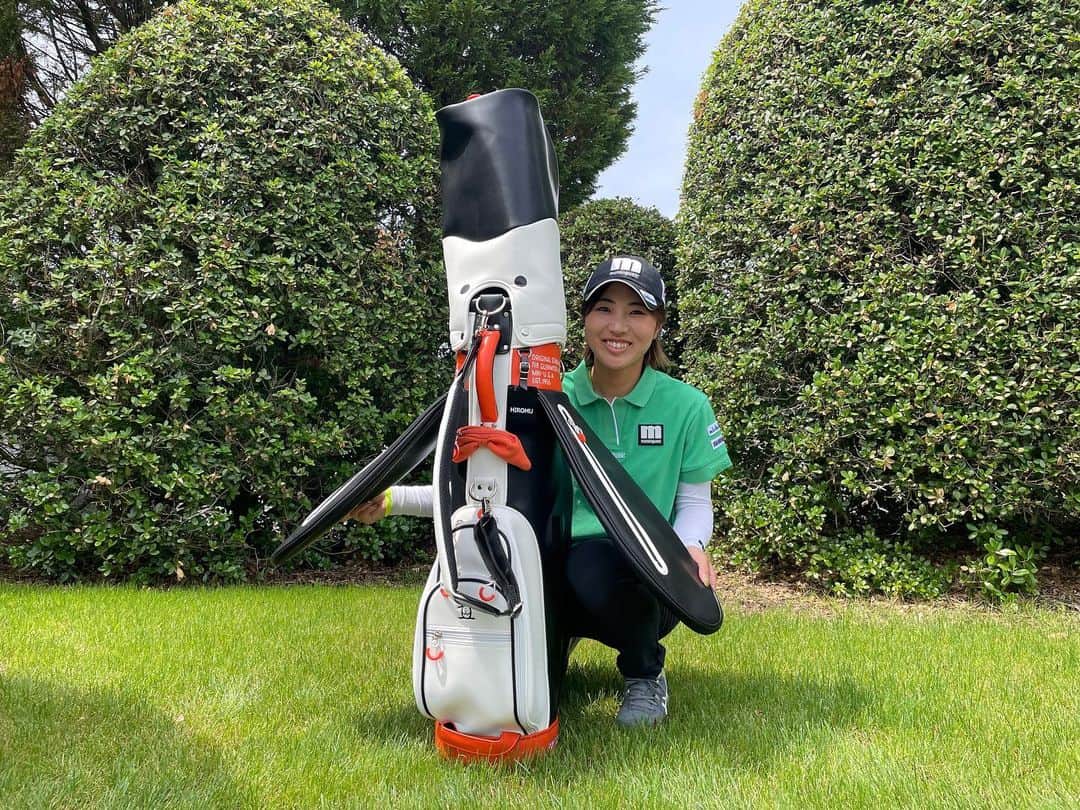 小野祐夢のインスタグラム：「.  ペンギンキャディーバッグ🐧  このバッグ世界限定100本でシリアルナンバーが入っているんです‼︎ そして全体がペンギン🐧になっててもうかわいすぎる😍  @munsingwear_jp  #マンシングウェア  #🐧  #golf」