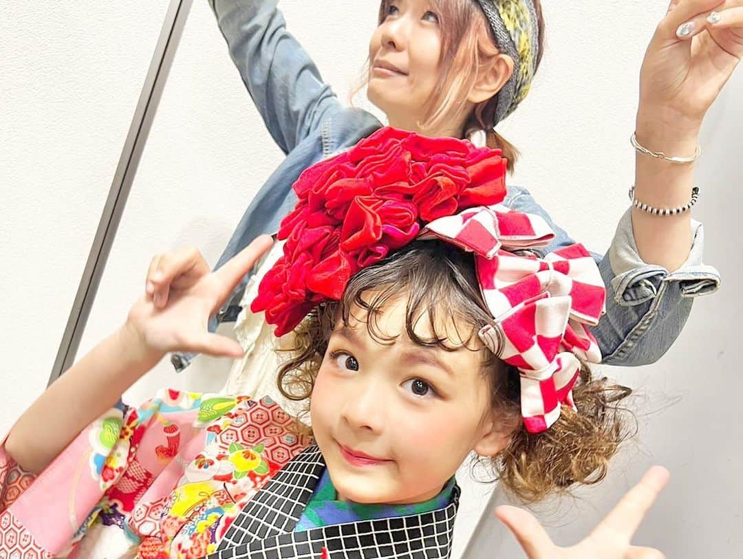 保坂さほさんのインスタグラム写真 - (保坂さほInstagram)「今年もパシフィコ横浜で登壇してきました♡ 着物のスペシャリスト小舟さん @kobune.photo と一緒にたっぷり1時間着物について語ってきました❤️  今回も立ち見までギッシリで、沢山の方にお越し頂き本当に感謝しております😭✨  私、先週から喉を痛めてしまい、完全にガラガラのダミ声でお見苦しい登壇となり、すみませんでした😅  今年もとても楽しかったです❣️ お声掛けくださった皆様、DMやストーリーを上げてくださった皆様、お土産をくださった皆様、本当にありがとうございました❤️  小舟さんとはすっかり気が合い、夫婦同士で意気投合😍 話が進みまくり、コラボ撮影会企画してます！ こちらも楽しみにしていてください😆 これからもよろしくお願い致します✨  ♡  ♡  ♡  #保坂さほ#フォトグラファー#女性フォトグラファー#女性カメラマン#女子カメラ#女子カメラフォト部 #女子カメラ部 #女子カメラマン #フォトグラファーと繋がりたい #フォトグラファーになりたい #カメラマンさんと繋がりたい #カメラマン#カメラマンになりたい #ベビーフォトグラファー#ベビグラファーのたまご #ベビグラファー資格 #キッズフォトグラファー #東京フォトスタジオ#フォトグラファー東京#photonext#フォトネクスト#ママフォトグラファー#ママカメラマン#ママカメラ#ママカメラ部 #ママカメラ練習中 #カメラ練習中 #カメラ練習中#フォトネクスト2023 #photonext2023」6月7日 20時30分 - saho_hosaka