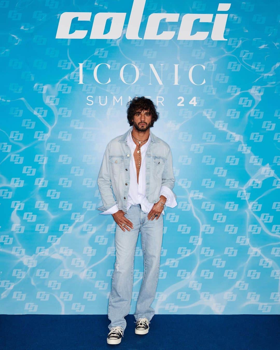 マーロン・テシェイラのインスタグラム：「E ao lado de Gisele o novo garoto que será o rosto da Colcci é o super modelo @marlontx #iconicsummer #colccijeans」