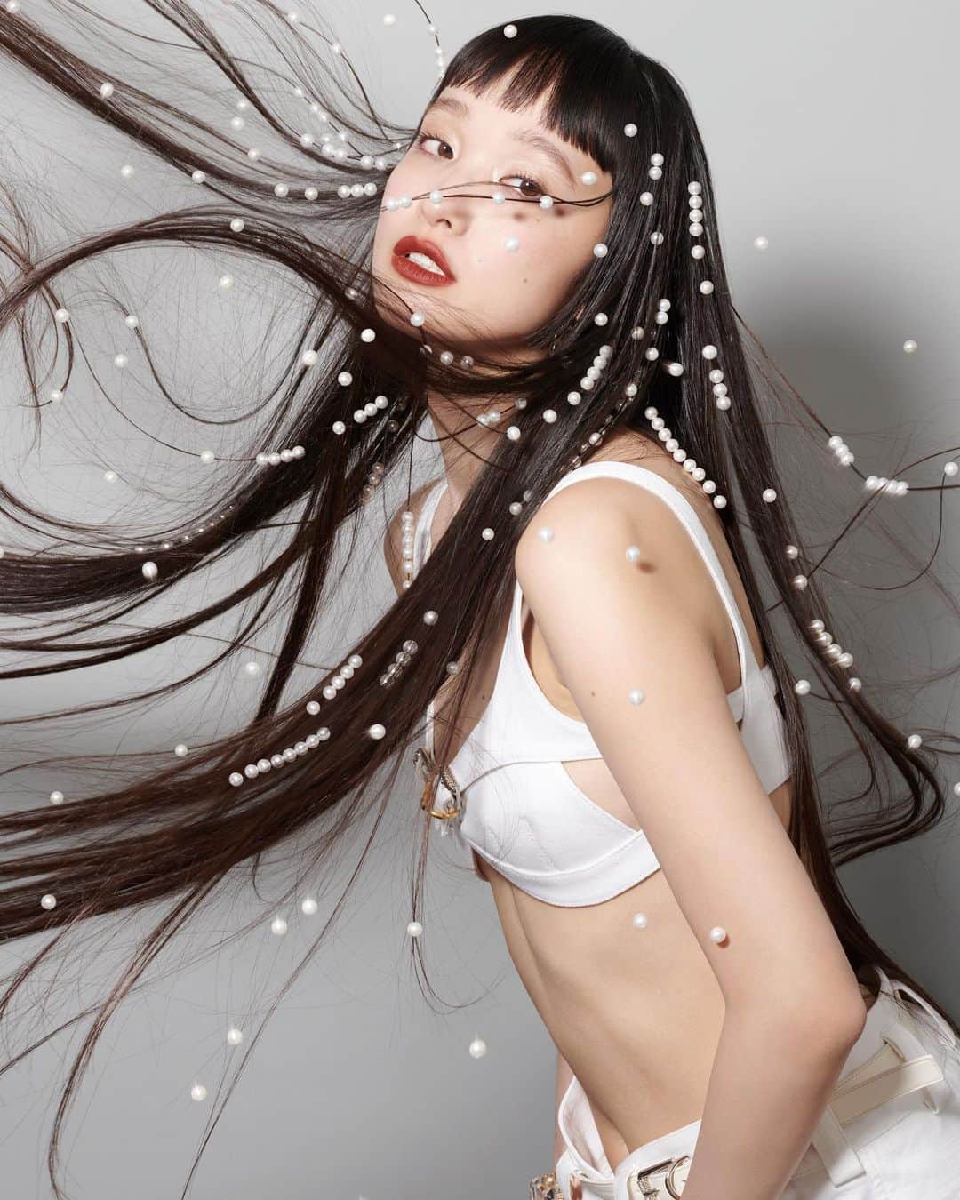 吉田ユニのインスタグラム：「#装苑 #連載 PLAY A SENSATION vol.52 GUEST  #萬波ユカ  髪の毛にパールを通して撮影しました -⚪️-⚪️-⚪️-⚪️-⚪️-⚪️-⚪️-⚪️-⚪️-⚪️-⚪️-  #soen #7月号 #5月26日発売  #hair #yukamannami」