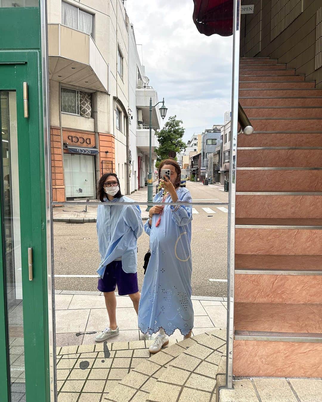 青木美緒さんのインスタグラム写真 - (青木美緒Instagram)「6回目の結婚記念日は(ちょっと遅くなったけど) 金沢ブラブラして、夜はお肉☺️🥩👫🏻 体調を見ながらだったから、ギリギリで予約したけど良いホテルだったし、 鉄板焼きも美味しかった💘👏💯 . 妊娠して、前から優しかったけど 更に優しいなと思うことが多くなって、喧嘩も殆どしなくなって  とにかく、いつでも優先してくれて 結婚して良かったなぁと改めて感じた9ヶ月間💭 来月には家族が増えて3人になるけど、何があってもなんとかなるなって思った💭😌 来年も健康に迎えられますように💐 #マタニティコーデ #マタニティ  #妊娠9ヶ月#結婚記念日」6月7日 20時31分 - m_ooo