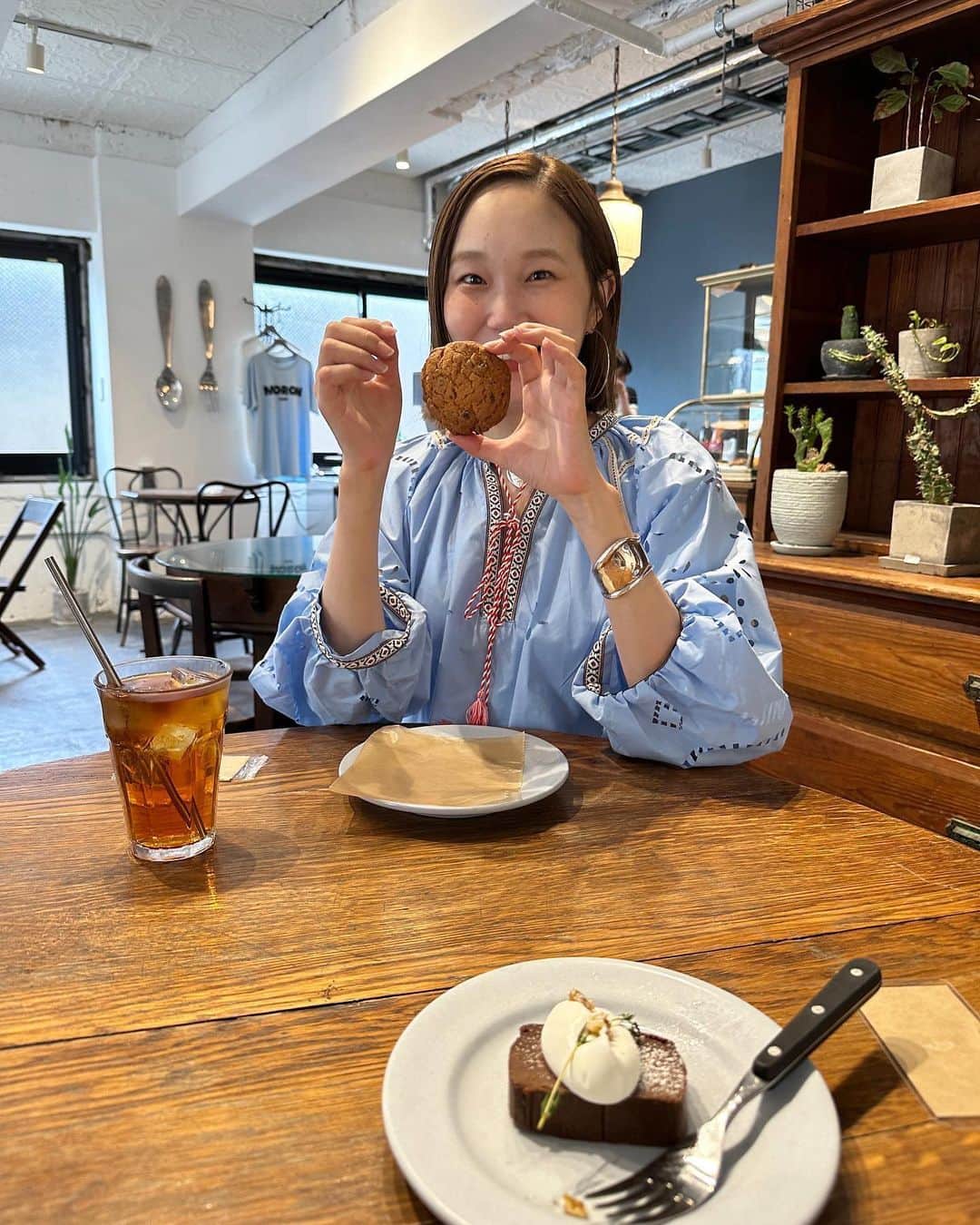 青木美緒のインスタグラム：「6回目の結婚記念日は(ちょっと遅くなったけど) 金沢ブラブラして、夜はお肉☺️🥩👫🏻 体調を見ながらだったから、ギリギリで予約したけど良いホテルだったし、 鉄板焼きも美味しかった💘👏💯 . 妊娠して、前から優しかったけど 更に優しいなと思うことが多くなって、喧嘩も殆どしなくなって  とにかく、いつでも優先してくれて 結婚して良かったなぁと改めて感じた9ヶ月間💭 来月には家族が増えて3人になるけど、何があってもなんとかなるなって思った💭😌 来年も健康に迎えられますように💐 #マタニティコーデ #マタニティ  #妊娠9ヶ月#結婚記念日」