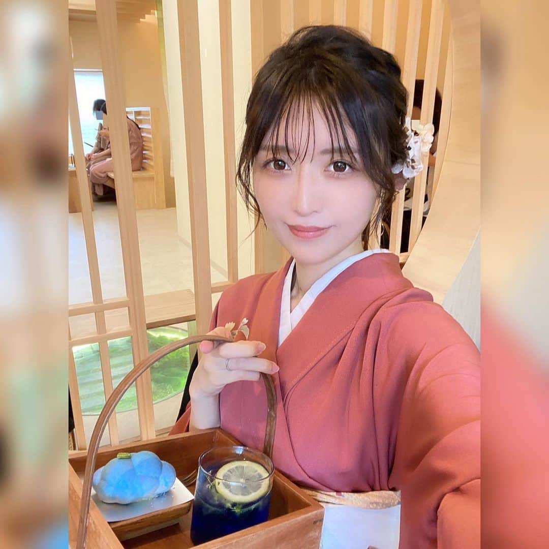 ぴちゅのインスタグラム：「☺️🏮👘🎆🎇画像ダブルタップ♥️コメント✍🏻保存の3点、大変嬉しいです！ .  絵文字のみのコメントも是非です。返信させて下さい！  皆さま着物はお好きですか❓❓❓ コメントఽ✍🏻で教えて下さい！  . .  以前京都で着物を着させていただいた時の写真です📸 撮影後に大人気、行列のカフェにお邪魔しました。  着物店さんから教えていただいたのですが 本当に素敵空間でした… 写真にちらりと映っておりますが 和な雰囲気で床のガラスの下に小さなお庭…！？があるのです。。 そして半個室にはさらに素敵な和な空間が。。 二階と一階でまた異なる世界を楽しめる そんな素敵な空間で こんなにも可愛い雲💭ムースとブルーのドリンクをいただきました。 ドリンクは爽やかで この色好きなので見ているだけで癒されました。 雲は想像よりサクッふわっで やみつきになります🫶 (今は抹茶味のムースだと思います！) 暑すぎてギャツビーのシートを背中に沢山貼っていたので、 ここでゆっくりできて本当に嬉しかったです。。 雲ノ茶のお店の皆さま、そして着物店の皆さま、本当にありがとうございました！  . .  帰宅後はヘアティブさんでまたヘッドマッサージとピーリングしていただきました。 毎月通っています！毎月の癒しをありがとうございます…！ .  本日もこんな私の奇跡の一枚、別人のモリモリ画像と テキストを見て下さり誠にありがとうございました…！  いつも沢山のいいね＆コメント＆保存 大変感謝しております…。  . .  *****************🙇🏻‍♀️自己紹介🙇🏻‍♀️***************** ・名前：実物どぶねずみ　ぴちゅ  ・仕事 ①地上波やABEMA等の番組キャスティング （"オオカミには騙されない"含む恋愛番組、バラエティ、  ドラマ、特番等）、 主題歌、SNS企画のキャスティング ②動画系SNS全体責任者（TikTok等）、SNS企画考案 ③外部企業顧問 ④外部企業SNSマーケコンサル（数社） （③④は社内許可いただいております）  ・会社：AbemaTV、CyberAgent社員  ・600万再生／計150Ｋフォロワー →tiktokのidもpichu921です、フォローぜひです。 ・ネット上胡散臭いです ・無所属（ご依頼、お仕事相談など何でもDMぜひです。）  ※仕事内容、経歴、表彰系は @pichu921 のプロフ＆  その真下のリンクをタップ→上部の「もっと見る」  をタップして見ていただけると嬉しいです。 ************************************************  . .  ※早いコメントは勝手に順位コメントを返信させていただいております。 ※通知はプロフ右上のベルマーク🔔内全てチェックで届きます。 ※いいねして下さった方の投稿を たまにいいねさせていただいております…🙇‍♀️㊙️ Please double tap the image&comments! 좋군,댓글,기다릴게요! 너무 기뻐요!"不错"还有"评语"我会等你的! thankyou kumonocha hairtive」