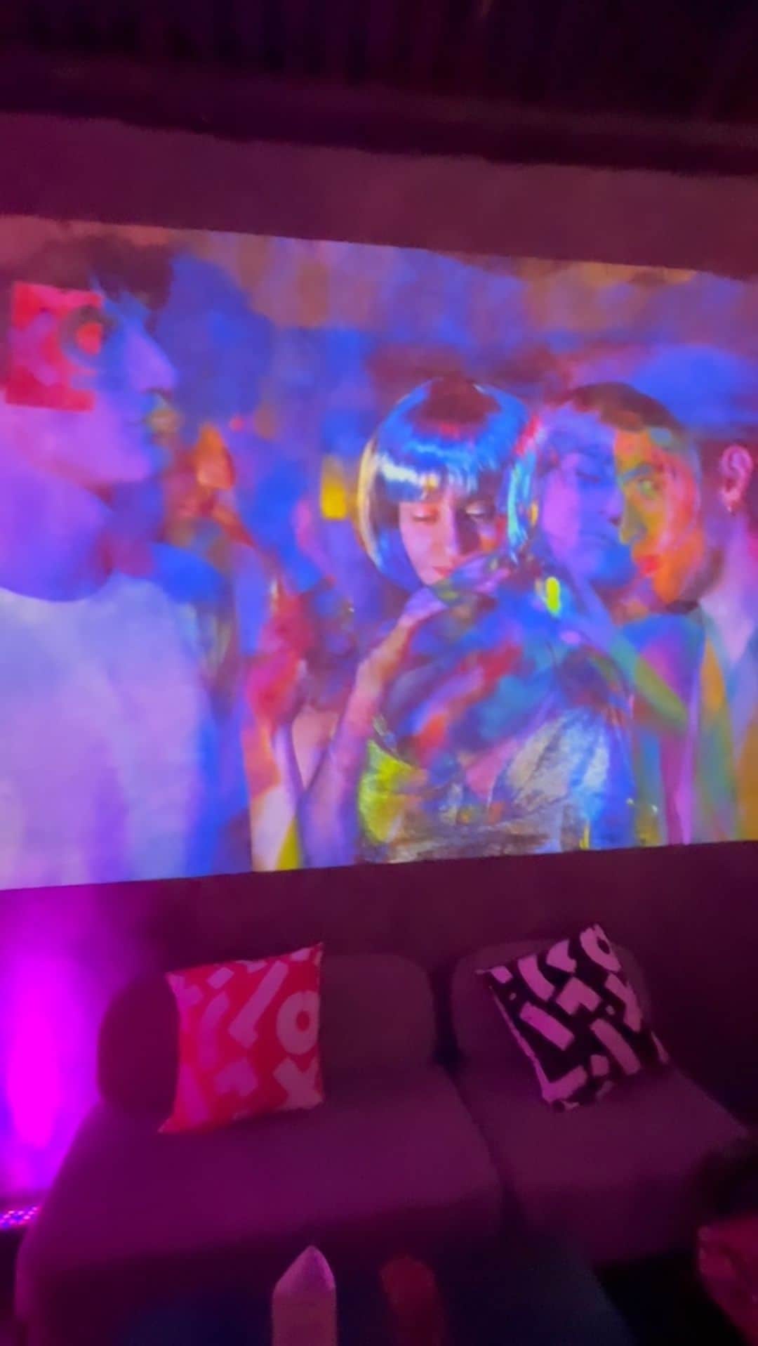 遊海 Yuumiのインスタグラム：「Exploring the vibrant night scene of Petaling Street in Malaysia's Chinatown. The chilling places and colorful lights. マレーシアのチャイナタウン、ペタリンストリートの夜の魅力を堪能! 賑やかな雰囲気、カラフルなライト#PetalingStreetNights #ChinatownVibes #MalaysiaDiaries #malaysia #kualalumpur #asia #petalingstreet #マレーシア #クアラルンプール」