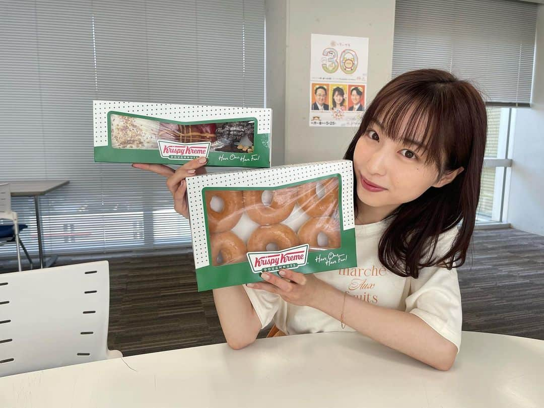 林佑香のインスタグラム：「朝から、大好きなクリスピークリームドーナッツを頂きました🍩  アメリカではドーナツを作っている工程をみられるクリスピークリームドーナッツの店舗があり、その場で焼きたてのドーナツを頂けます！  週末よく家族で行ったのを思い出します🇺🇸 懐かしい味☺️✨　  そして、最近1人飯にハマり、 昨日はつけ麺、 今日はステーキを食べてきました🥩 食欲が止まりません🙂」