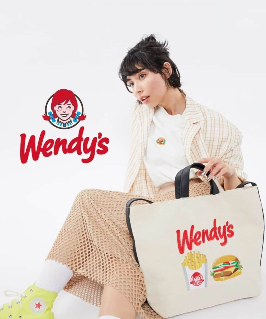 ear PAPILLONNER officialさんのインスタグラム写真 - (ear PAPILLONNER officialInstagram)「みんなが知っているあのハンバーガーショップ「Wendy's」と初のコラボレーション！� 赤毛で三つ編みの女の子のロゴやブルーストライプなどレトロな雰囲気を感じられるアイテムをご用意しました。  6/9(金) WEBサイトで予約スタート 6/9(金) 19:00～インスタライブでラインナップをご紹介！ 7/7(金) ear全店舗で販売スタート予定  ウェンディーズ愛の溢れるear PAPILLONNERが叶えたスペシャルなコラボレーションをお楽しみください。  #wendys #ウェンディーズ #ウェンディーズグッズ #ワントーンコーデ  #ベージュコーデ」6月7日 20時35分 - ear_papillonner