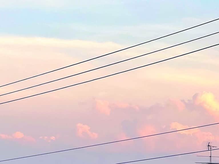 のインスタグラム：「☁️ #空 の下で繋がっている。 これからも #みんな のそばにいたいなぁ𓈒𓂂𓏸」