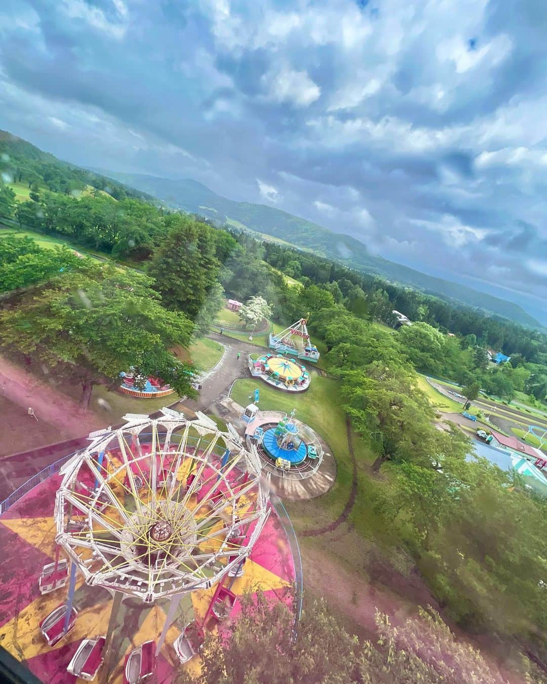 丸山裕理さんのインスタグラム写真 - (丸山裕理Instagram)「. 🎡🎠 . 先日、義実家に帰省したときのこと。 . ご近所に素敵なお庭があるとのことで みんなでお邪魔してきました🌿 . ご自宅にバラ園や農園があり(！) なんともすてきな空間でした。 今年は諦めていたイチゴ狩りも 思いがけずさせていただき嬉しかったです🍓𓂃𓈒𓏸 . 別の日は遊園地にも足を伸ばせて満足🎡 . 母ばっかり楽しんでしまったけど← 子どもにとって 刺激になっていたらいいです。 . #女の子ママ #子連れ旅行  #子連れ遊園地 #いちご狩り  #ホワイトベリー #いちご好き  #2022年3月生まれ #1歳2ヶ月  #ママコーデ #ママファッション  #キャミワンピース #ジャンパースカート  #ジプソフィア #マザーズバッグ」6月7日 20時37分 - yuri_maruyama1213