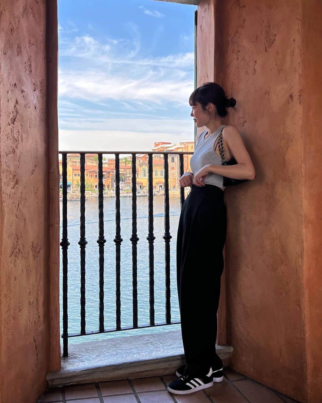 島居玲子のインスタグラム：「🐭🏰  夏日だったので一泊並みの荷物を持っていきました。  結局使わずだったものもあったけど足りないよりはよしとします☺️  ご質問のお洋服タグしました🏷️♡」