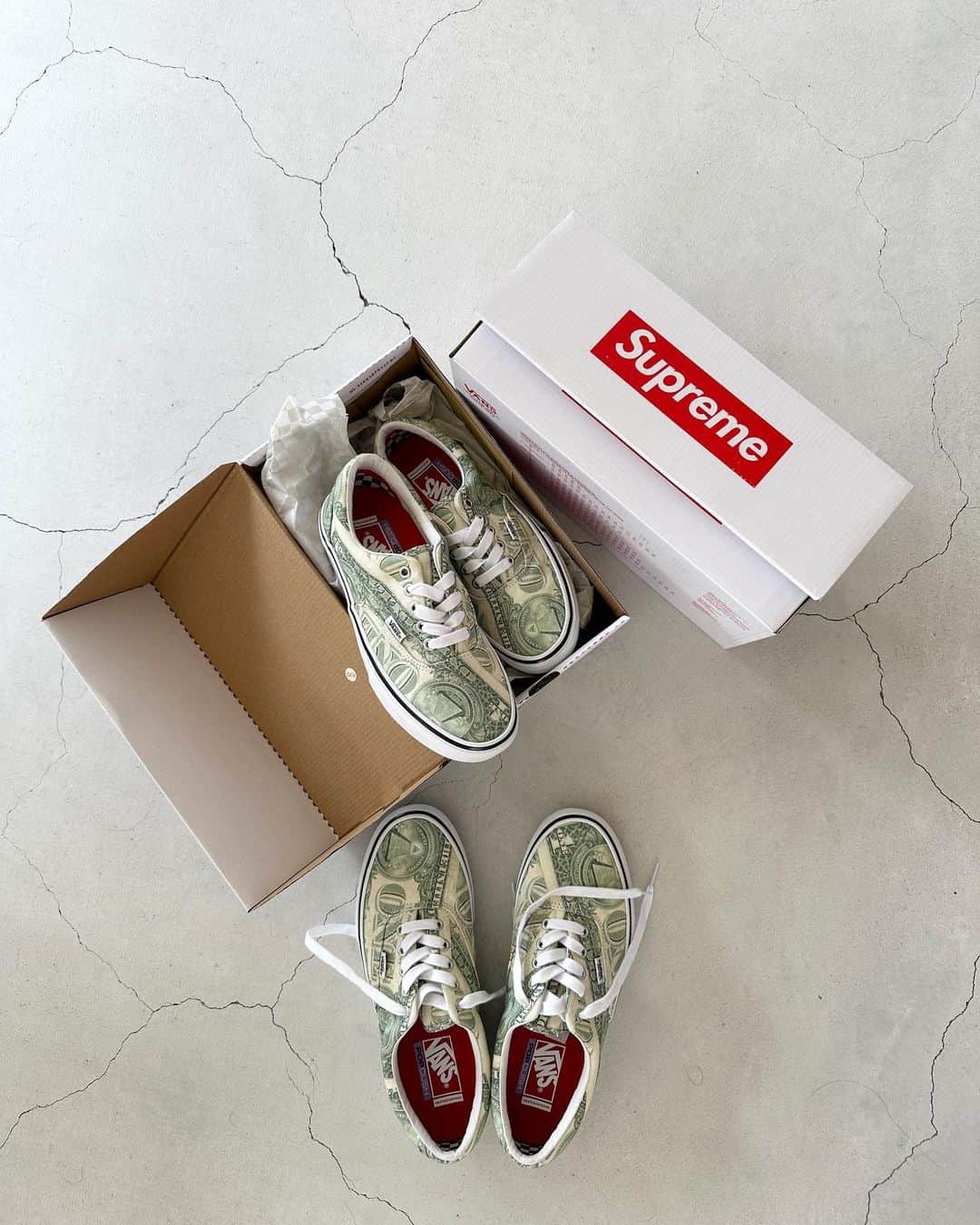 青木美緒のインスタグラム：「Supreme ✖️VANS👟💵 買い物も中々行けないから、今年はスニーカーにした🙆🏻‍♀️ オンラインで見てたら可愛くて、 即決✔️✔️ . #supreme #vans」