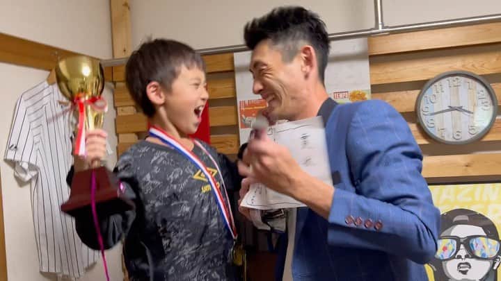 のインスタグラム：「・ 【息子に突然シリーズ】 今回は「運動会で1位をとれなくて凹んでる息子を突然優勝させてみた」です！ ・ YouTubeでフル動画アップしてますので是非ご覧ください！ ・ #ぼくはゆうしくん #運動会 #息子に突然シリーズ #ホープマンズ #森川やるしかねぇ  #サプライズ  #息子#子供#パパ#お父さん#ママ#お母さん#家族#親子#お笑い」