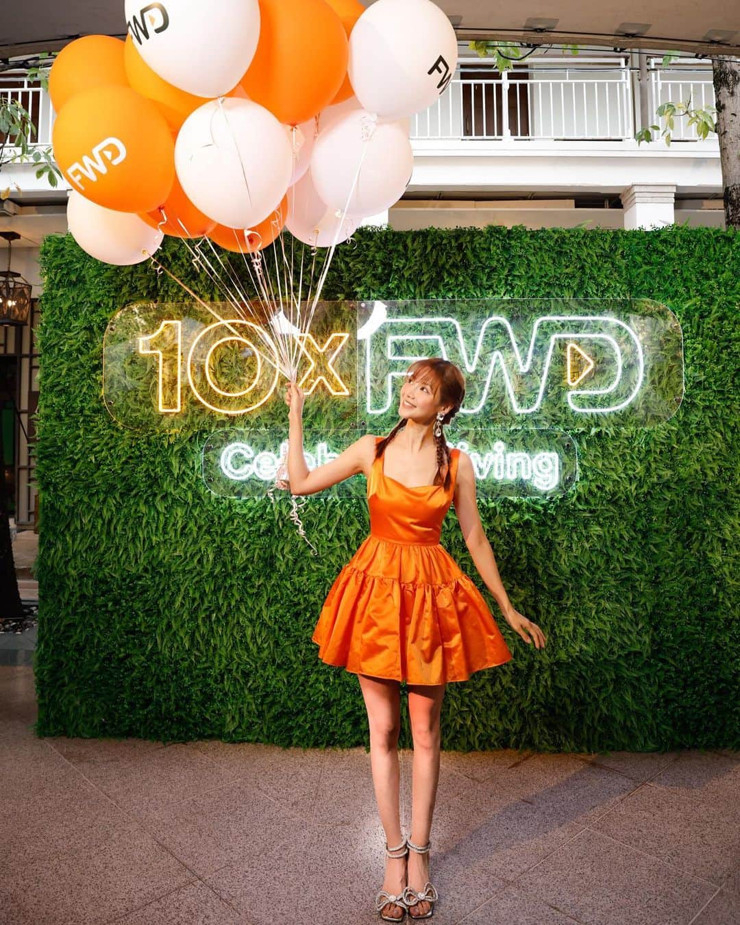Elva Niのインスタグラム：「好高興可以參與FWD富衛保險10周年慶祝企劃  「應援您健康」Experience Day  除了有我的瑜伽分享之外🧘‍♀️  從「飲食」、「運動」及「音樂」三大日常出發  喚醒大家重拾自己生活節奏  注視自己身心靈健康🧡  FWD由6月開始將會喺尖沙咀打卡熱點 @house1881hk舉行一連串活動 包括6月25日兩場瑜伽體驗 立即行動應援健康https://bit.ly/3WRRipA 另外亦有維港海濱跑、心肺帶氧及重量訓練班、手沖咖啡體驗坊等等 大家亦可以Follow @fwd_hk 以了解更多🧡     #富衛保險10周年  #富衛保險 #FWD #FWDInsurance #Celebrateliving #10yearsyoung #1OxFWD #FWDMAX #FWDHOUSE1881 #應援您健康 #Hereweareforyourhealth」