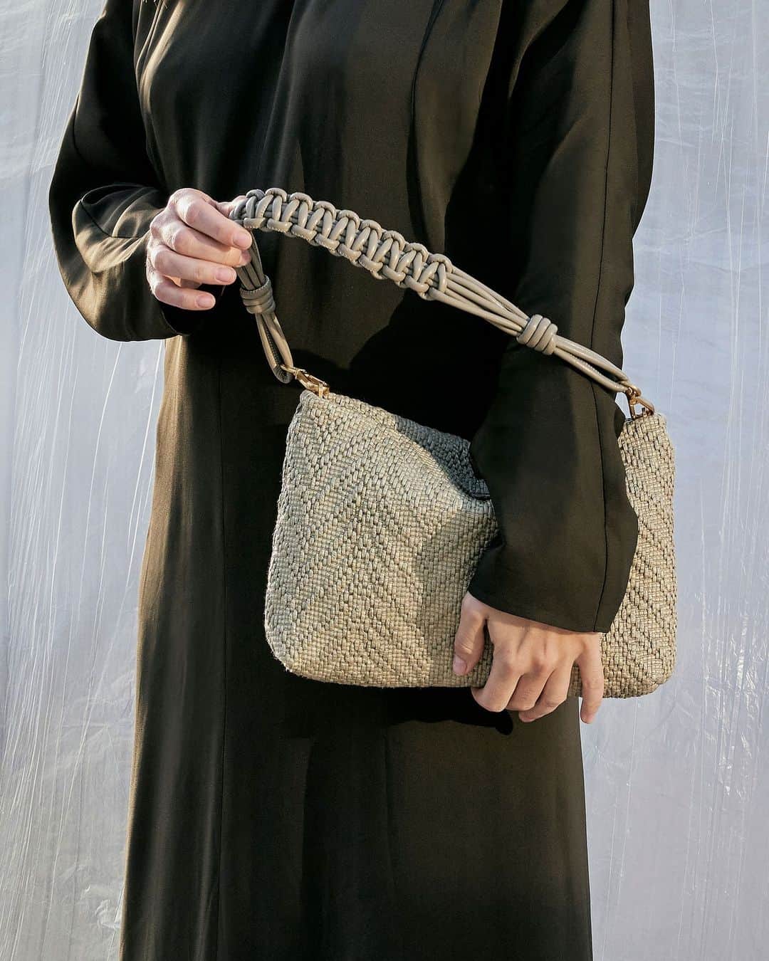 ジャンニキアリーニのインスタグラム：「A jewel clutch bag in straw: Brenda SS23 gives vitality to the urban and city look. In this woven-raffia style it is an irresistible points of light for summer boho-chic outfits.  #giannichiarini #gc #ジャンニキアリーニ#SS23」
